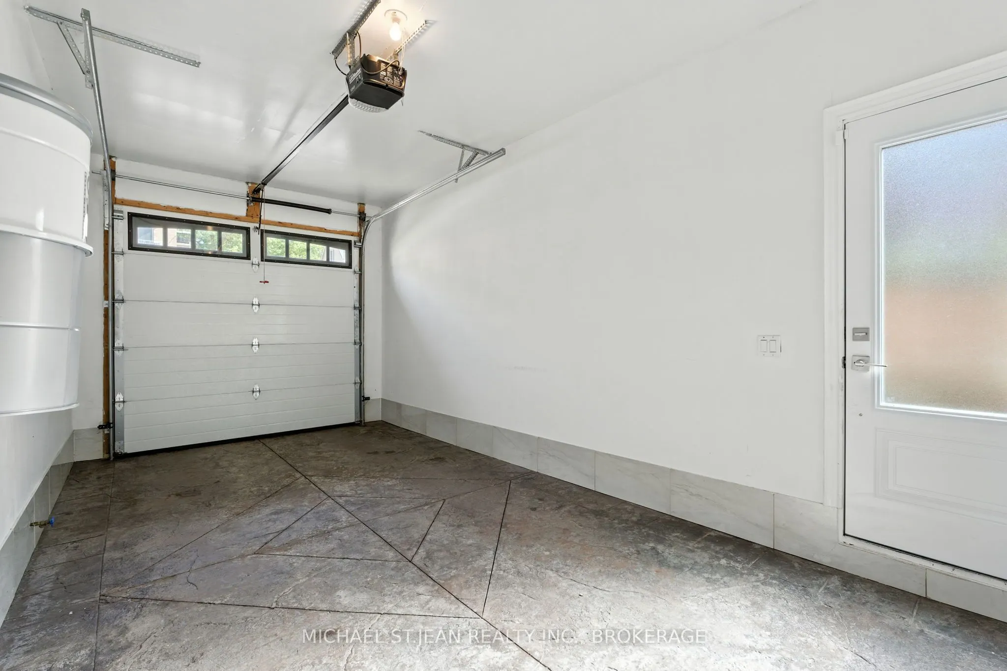 199 Hunter Street W
