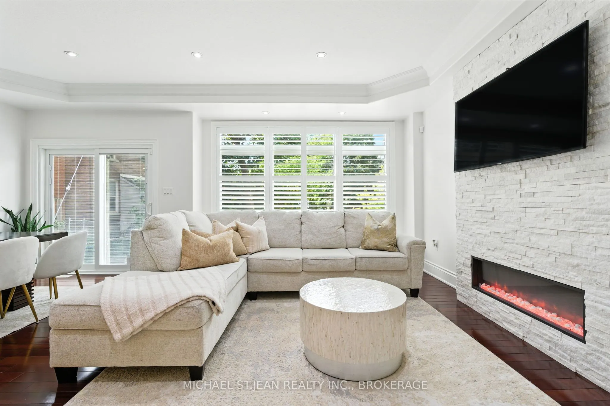 199 Hunter Street W