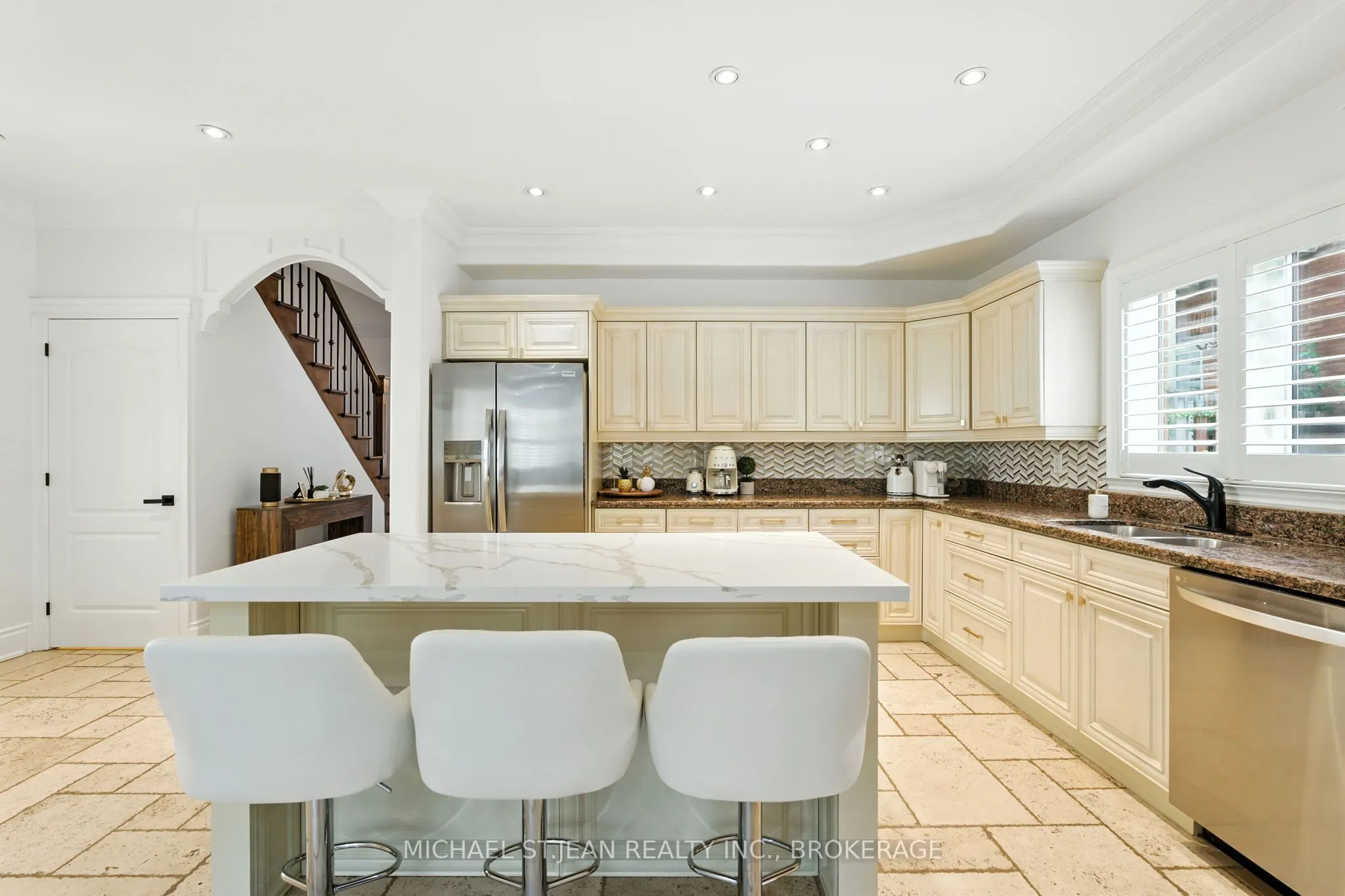 199 Hunter Street W