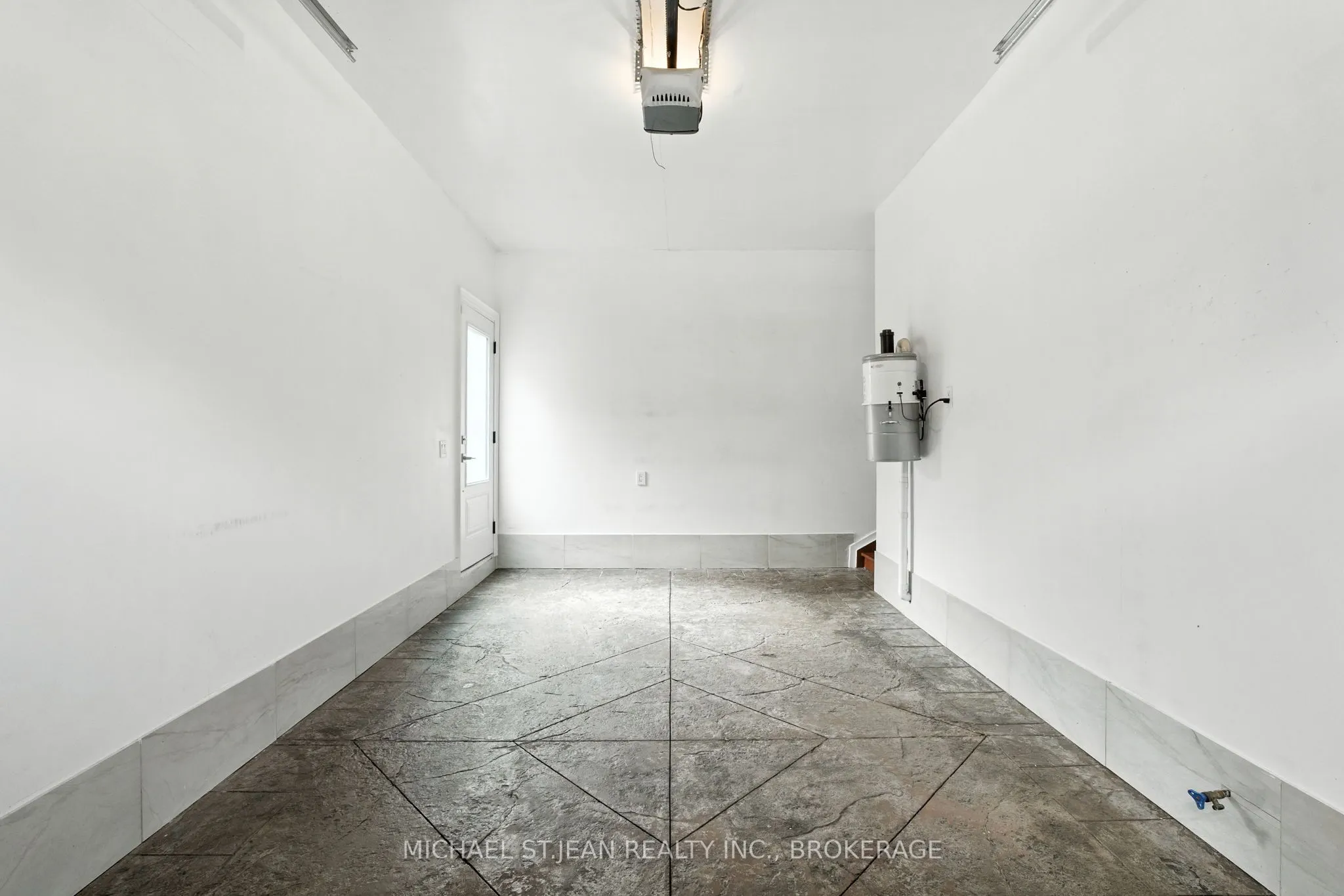 199 Hunter Street W