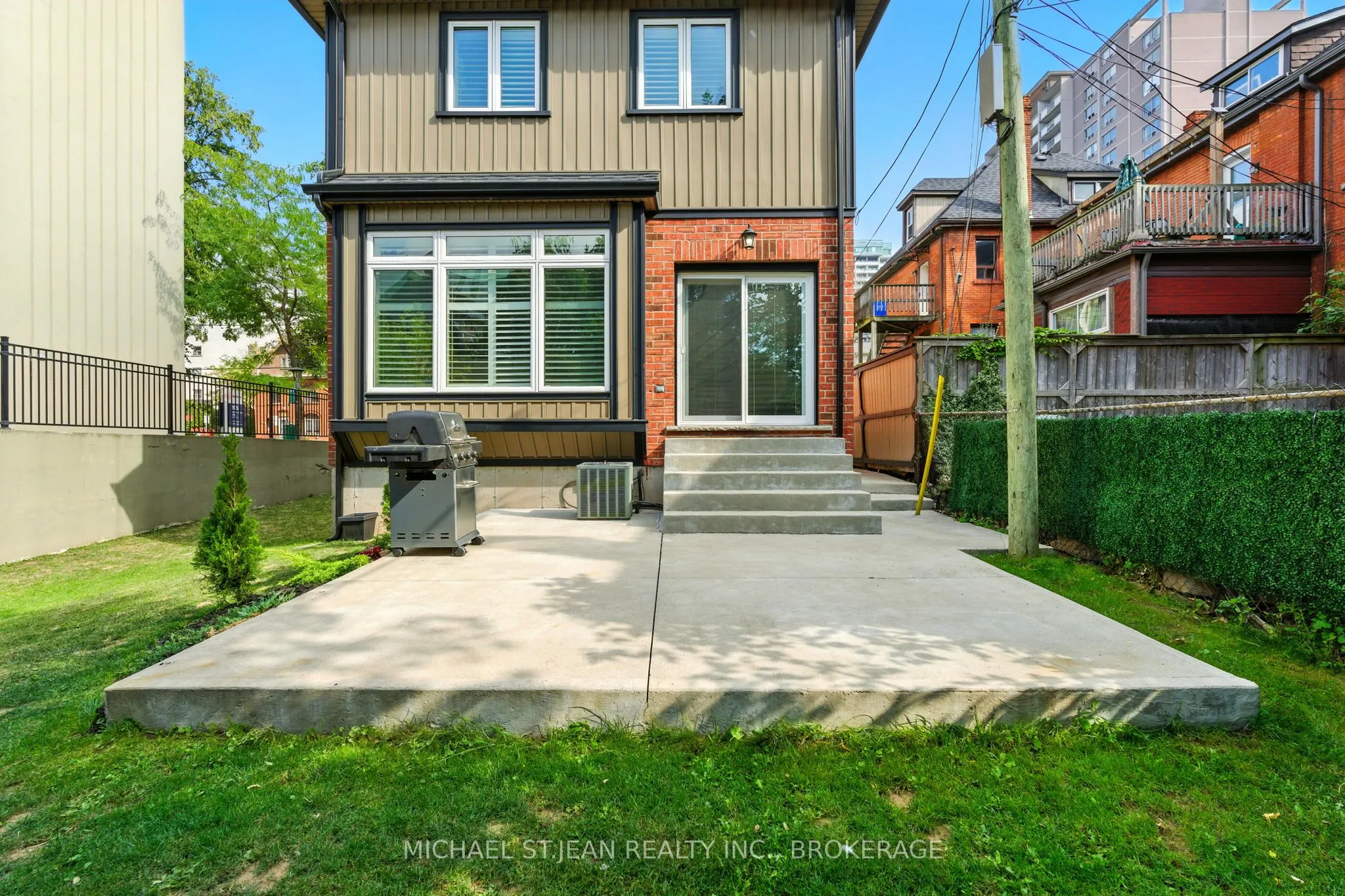 199 Hunter Street W