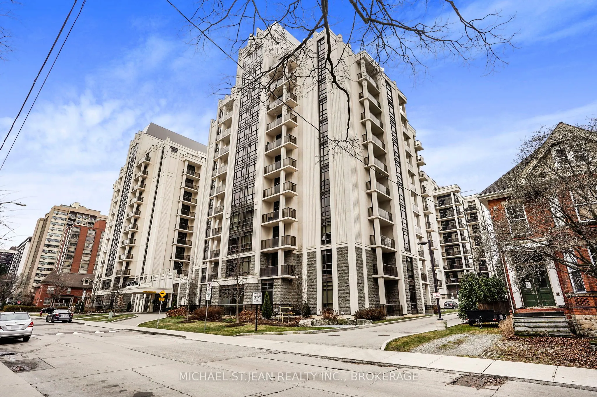 85 Robinson Street, #702