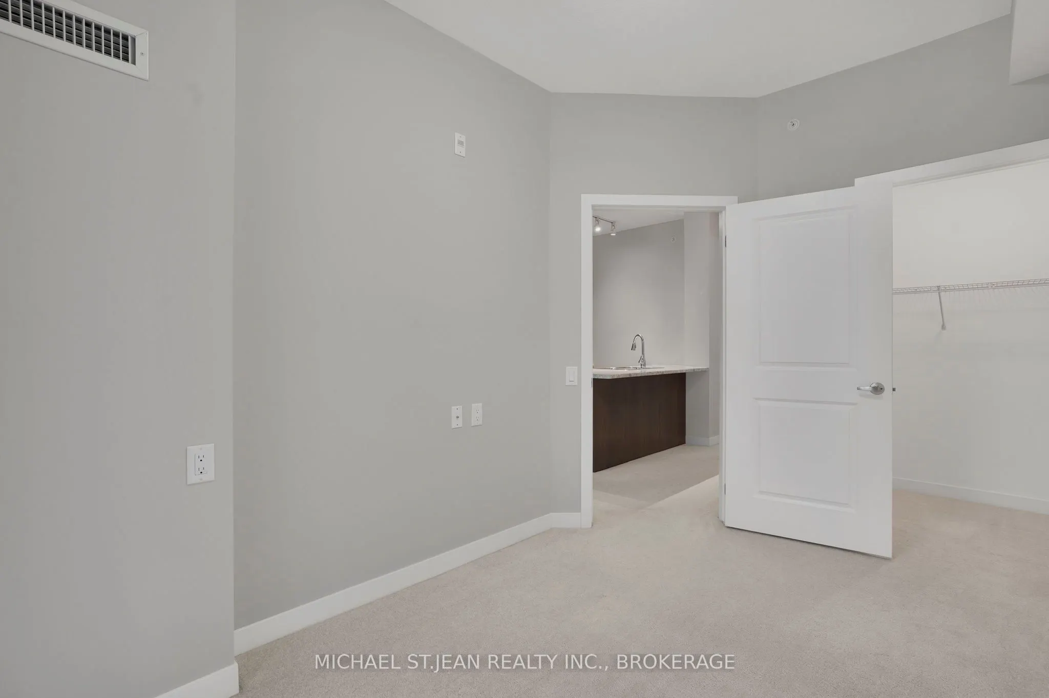 85 Robinson Street, #702