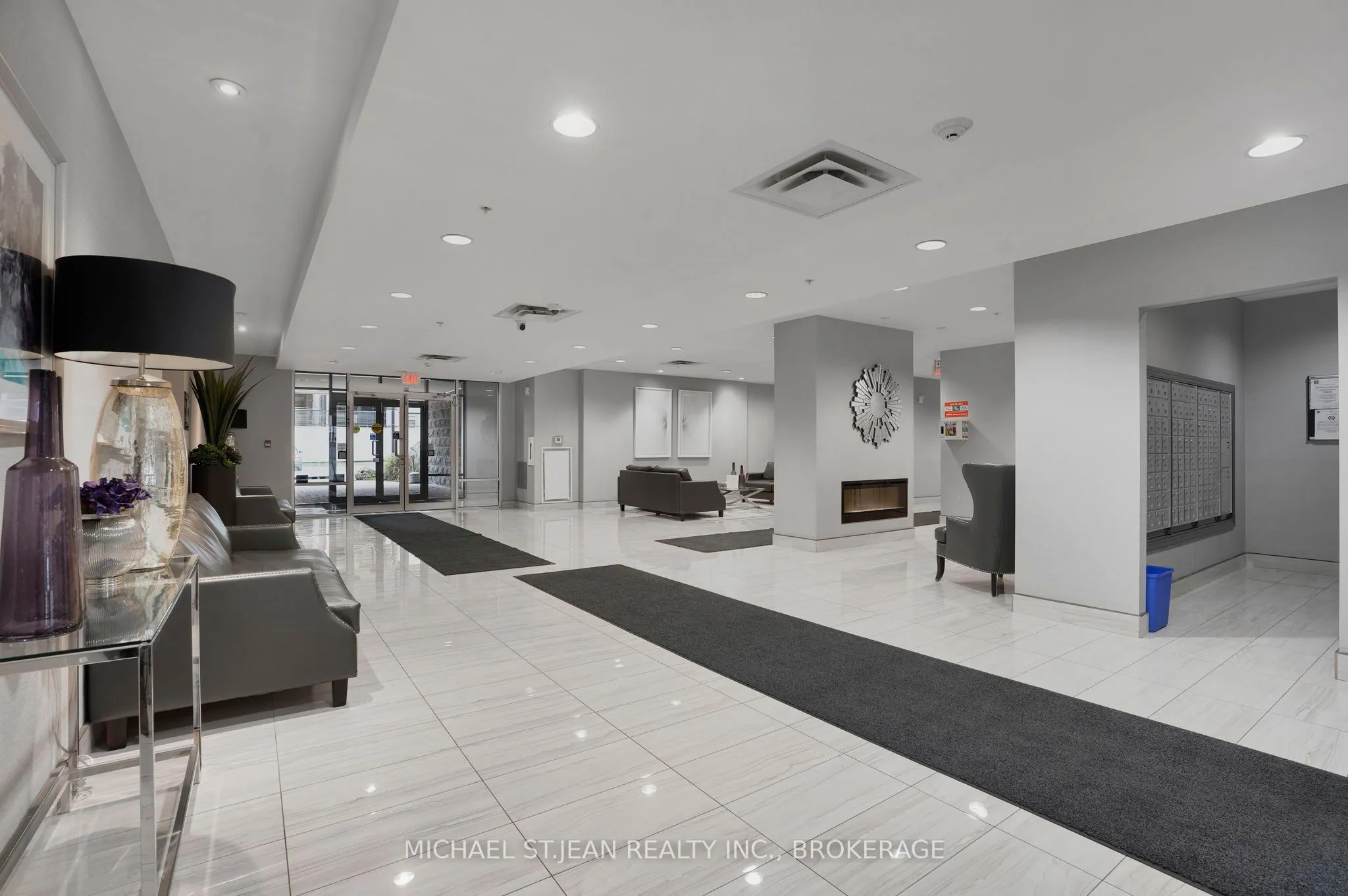 85 Robinson Street, #702