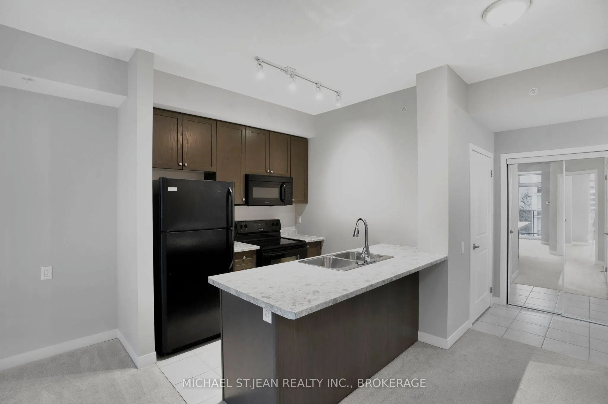 85 Robinson Street, #702