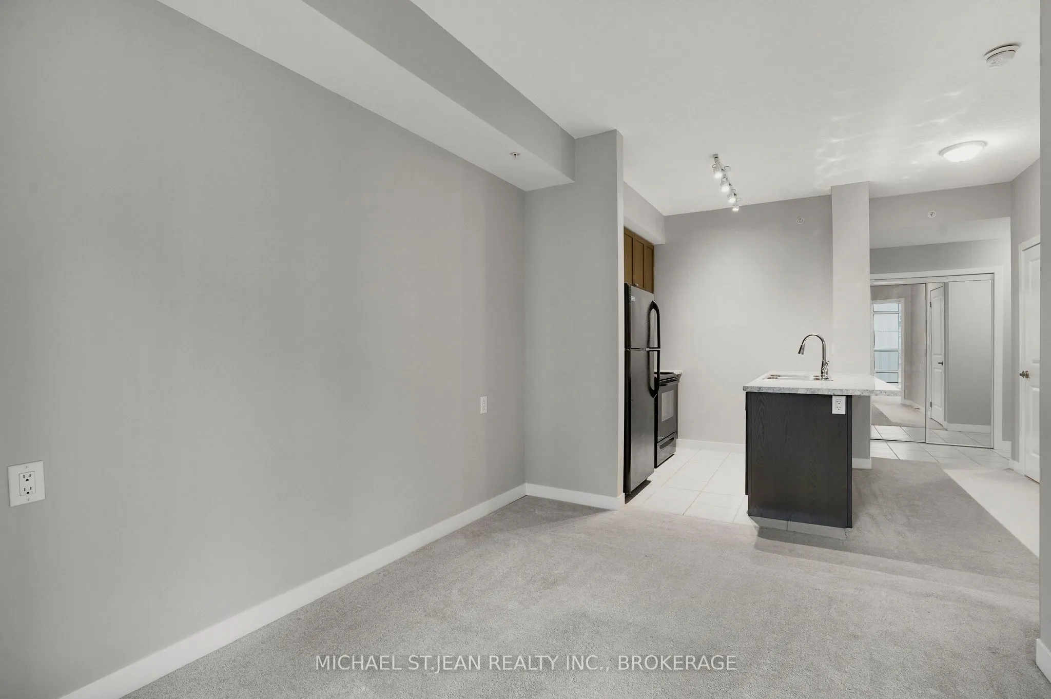 85 Robinson Street, #702