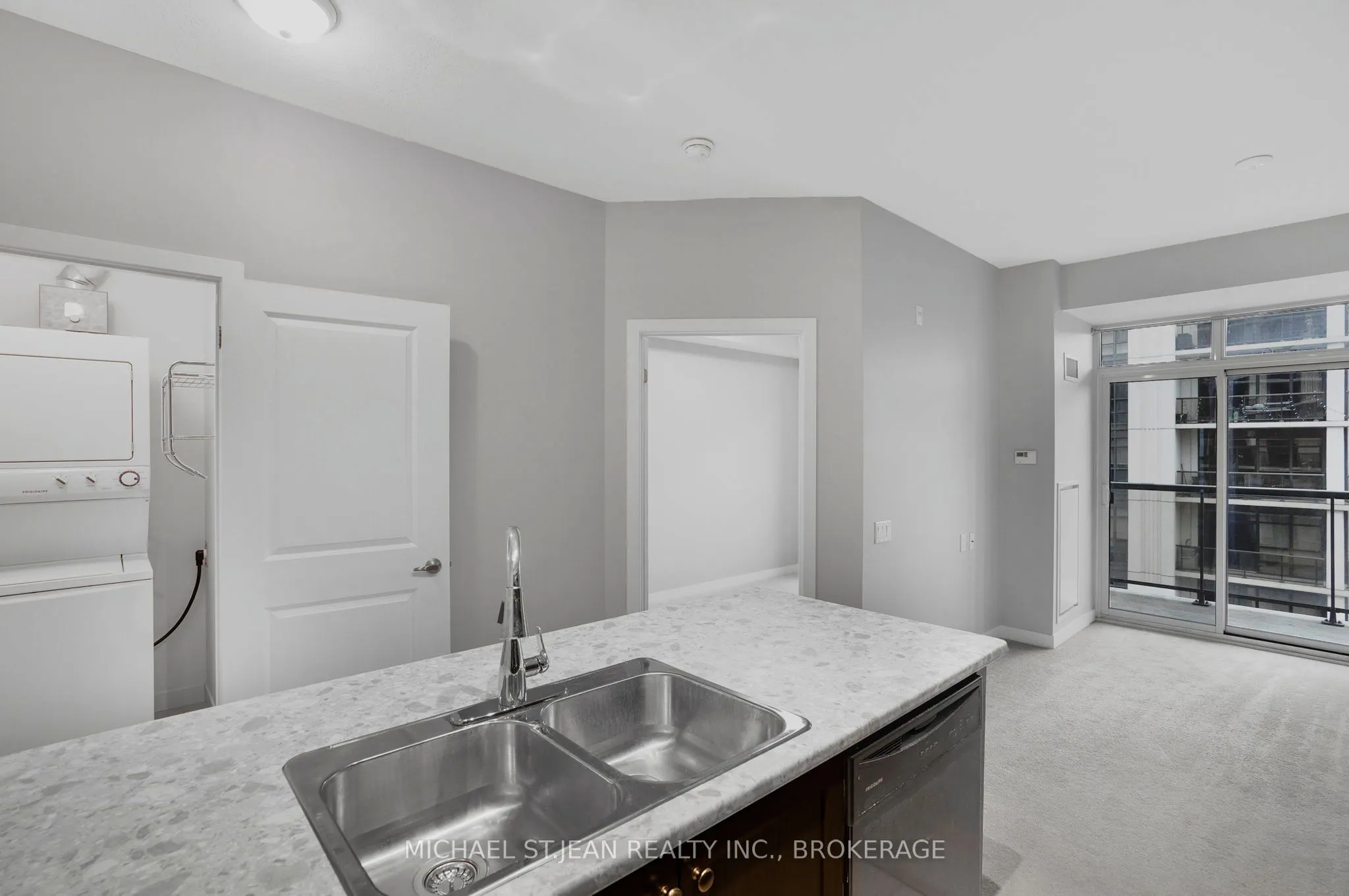 85 Robinson Street, #702