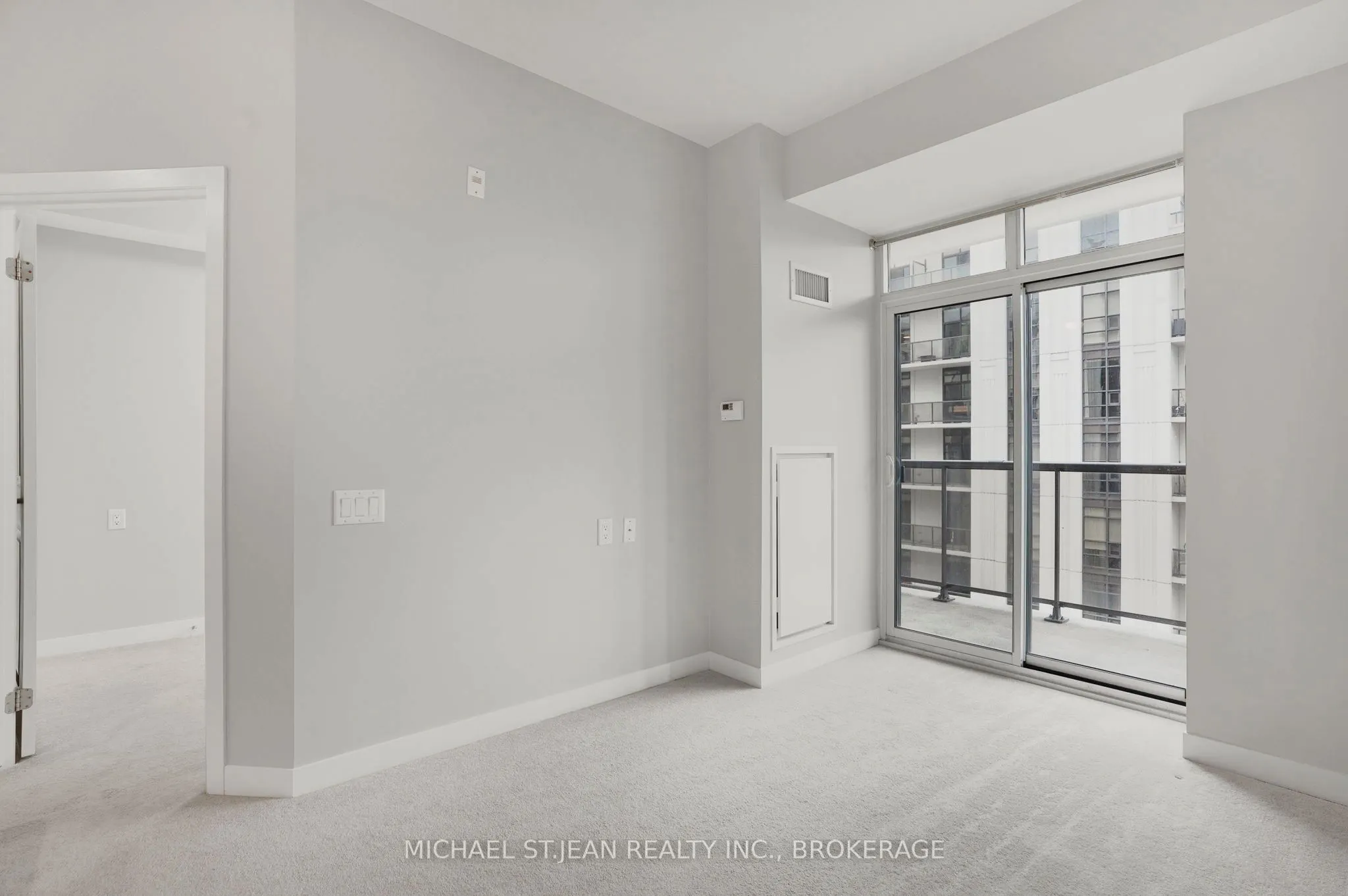85 Robinson Street, #702