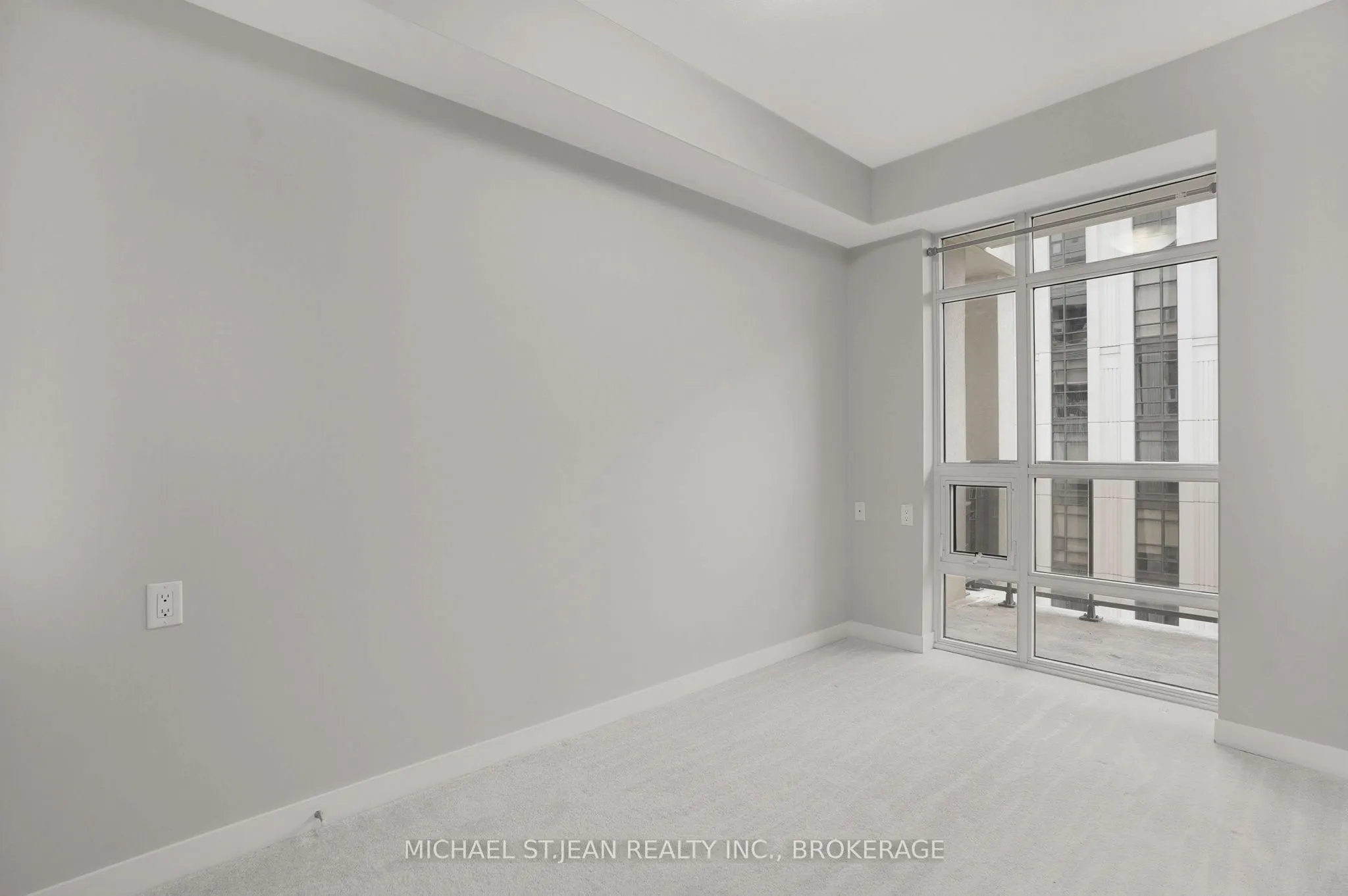 85 Robinson Street, #702