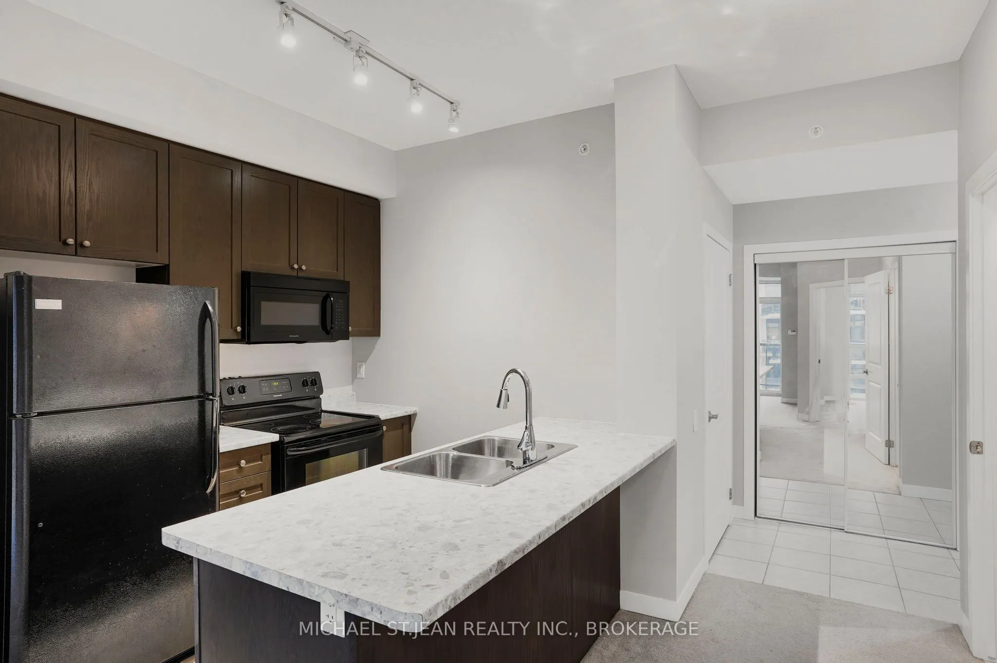 85 Robinson Street, #702