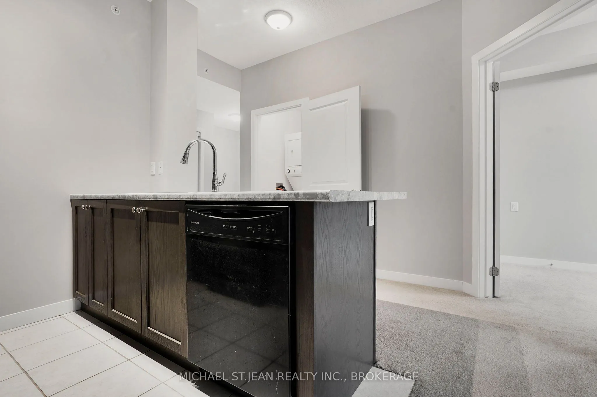 85 Robinson Street, #702