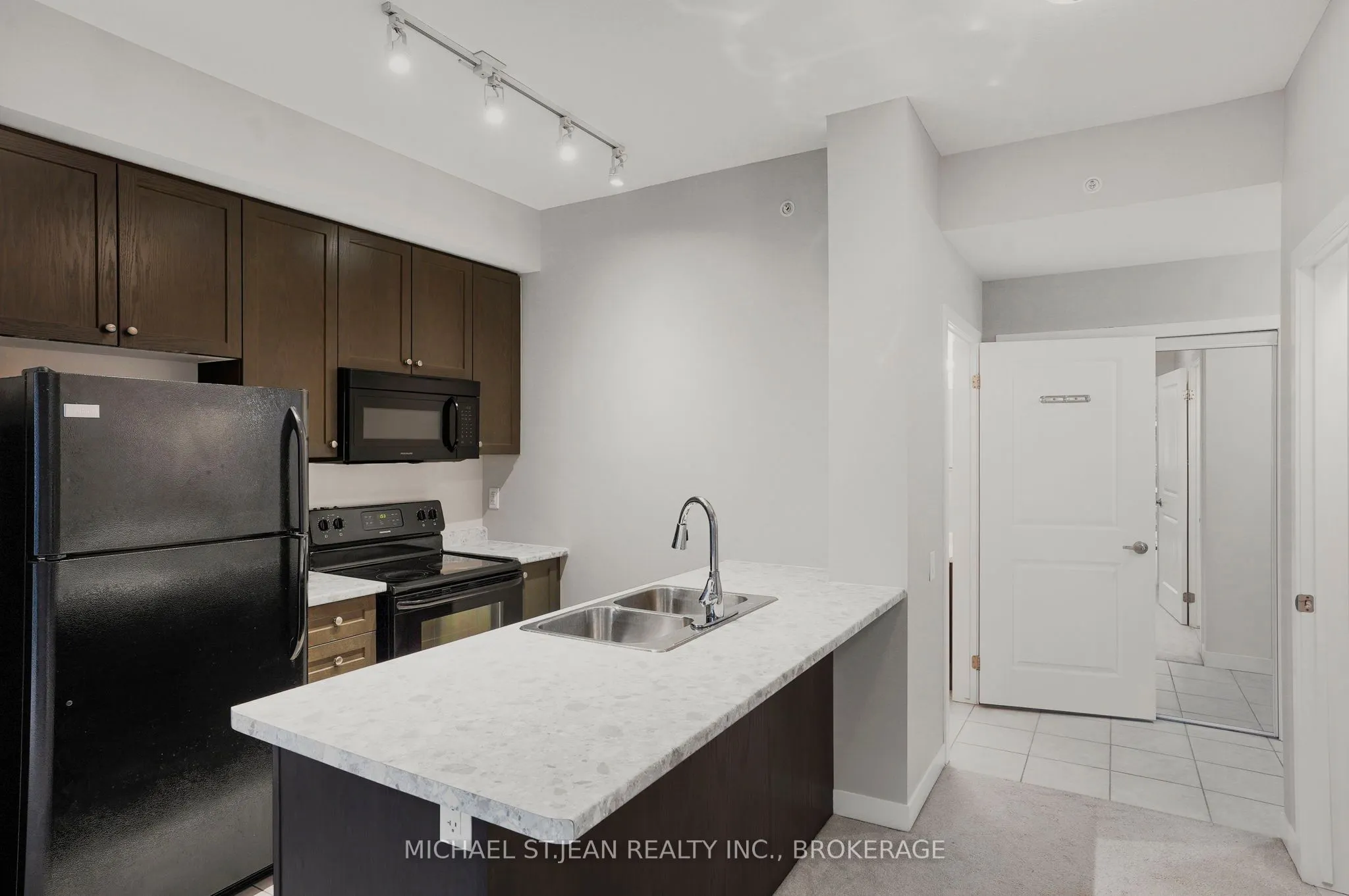 85 Robinson Street, #702