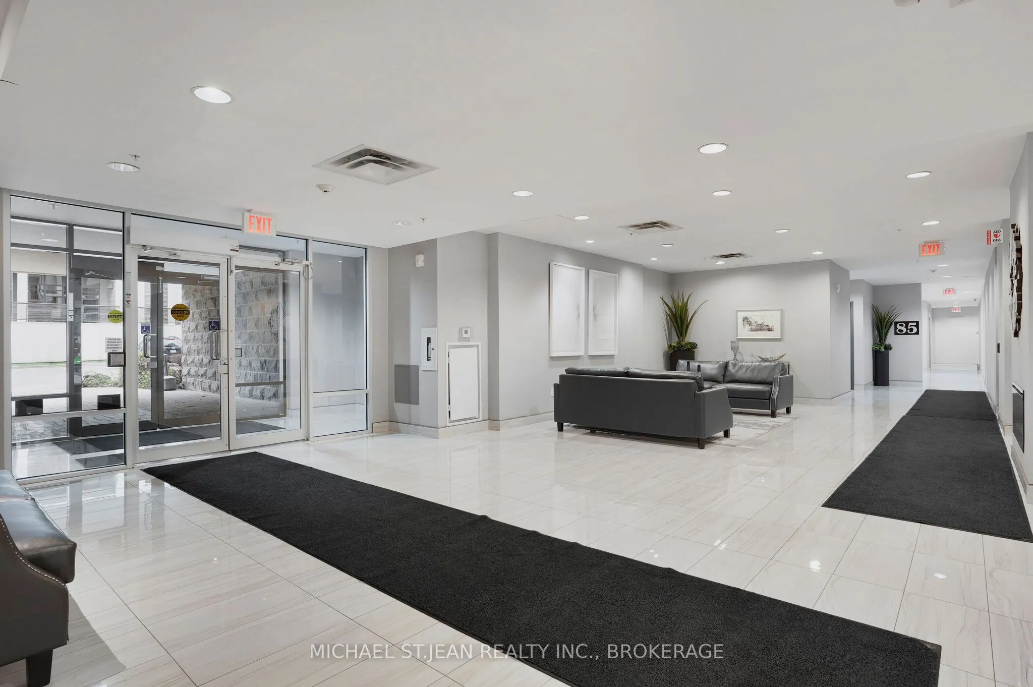 85 Robinson Street, #702