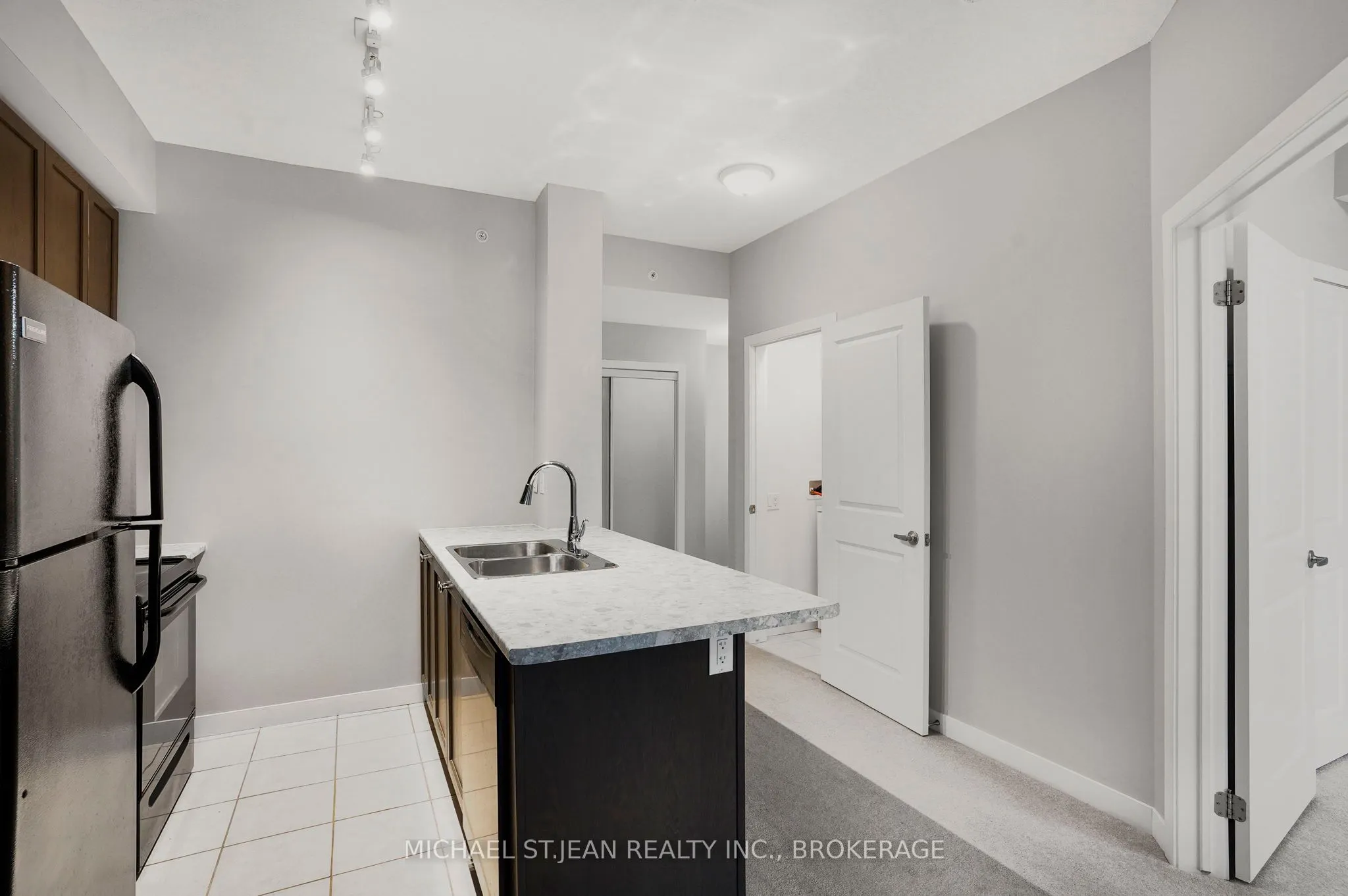 85 Robinson Street, #702