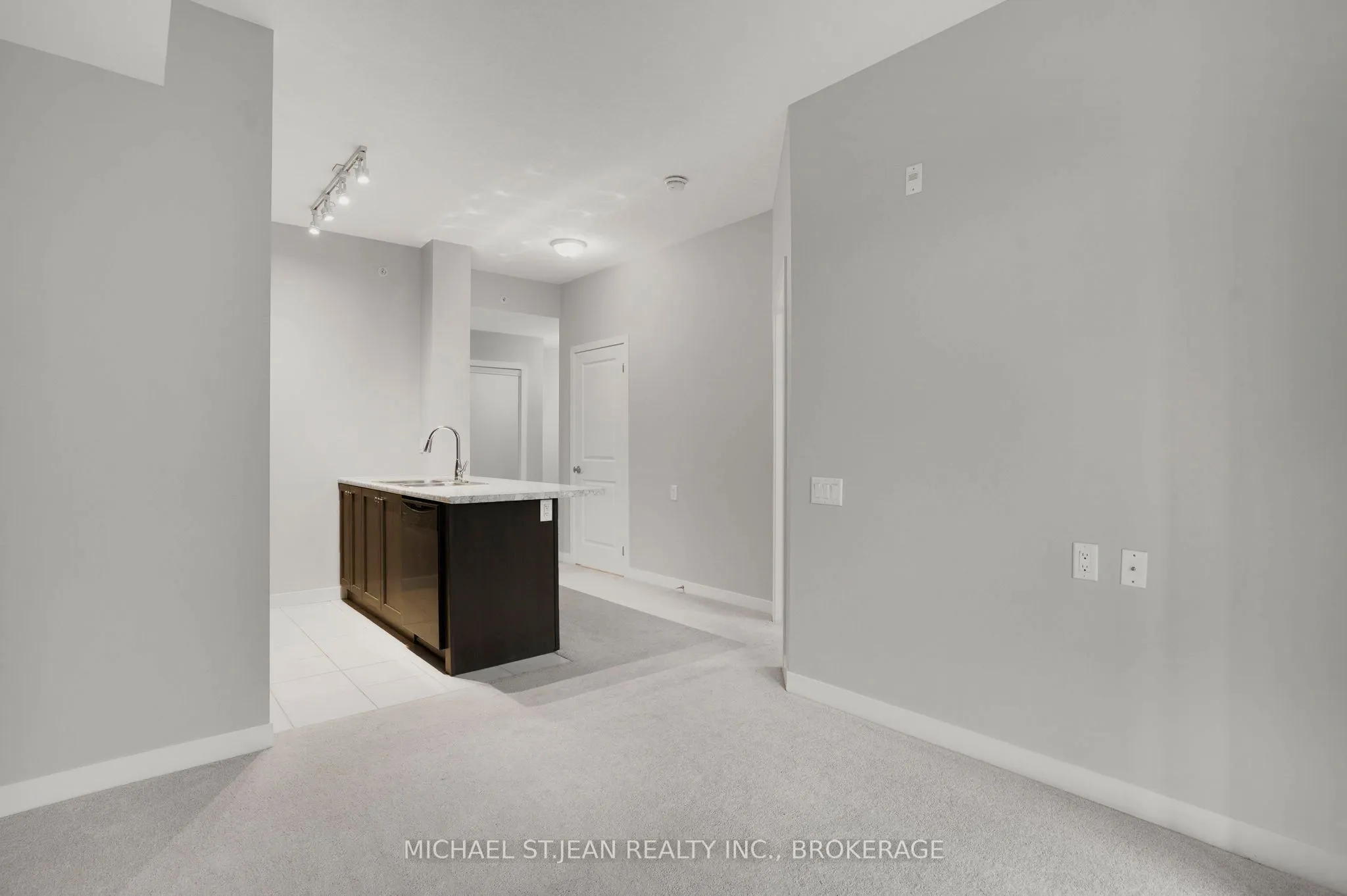 85 Robinson Street, #702