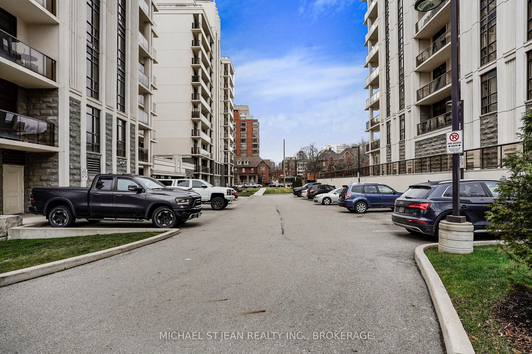 85 Robinson Street, #702