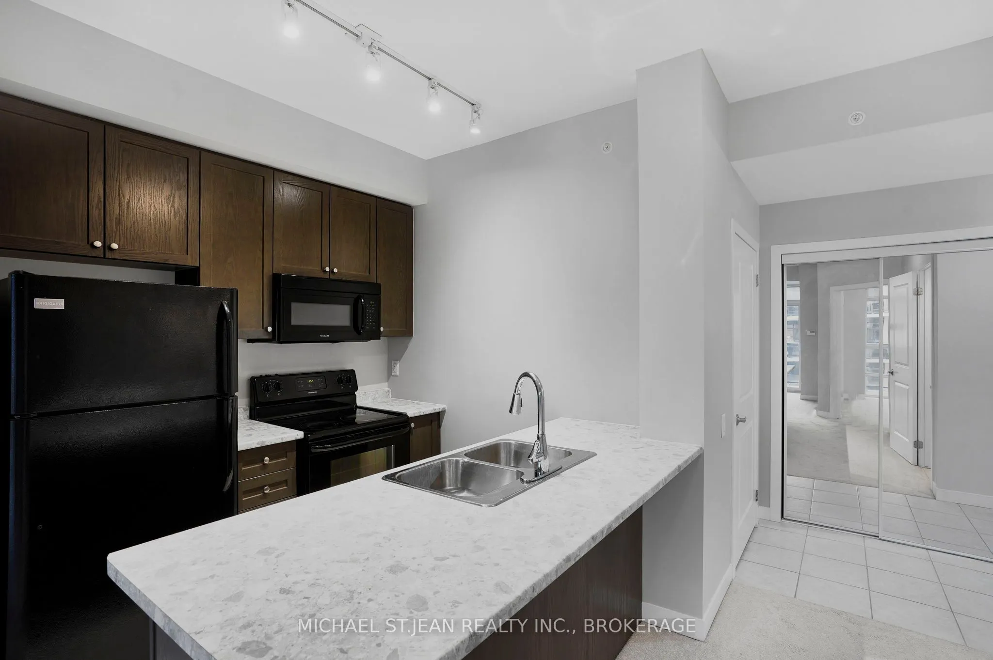 85 Robinson Street, #702