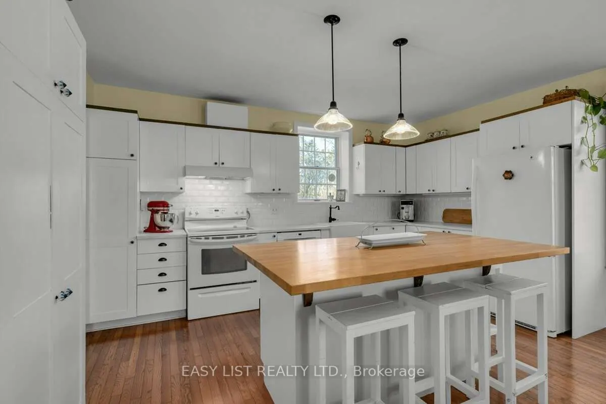 9589 Loyalist Parkway