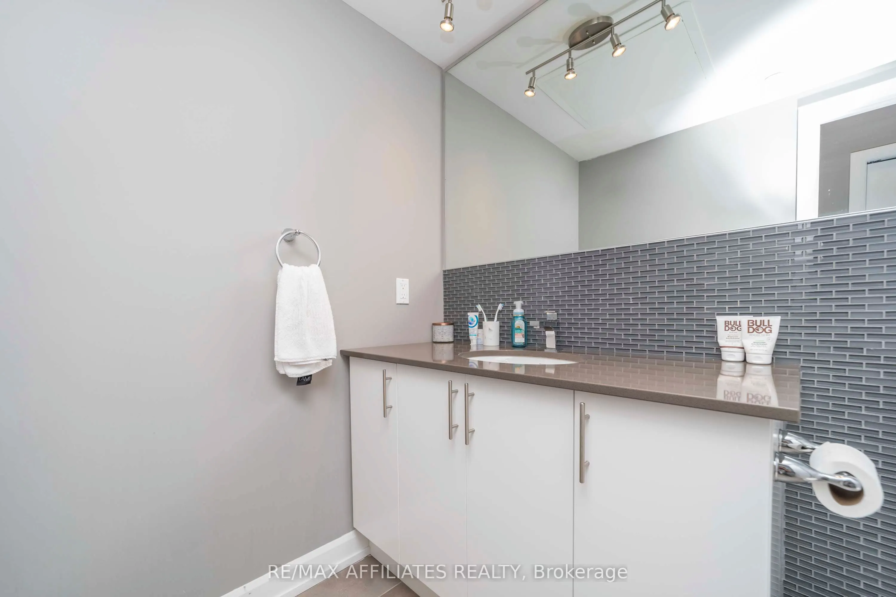 150 Greenfield Avenue, #503