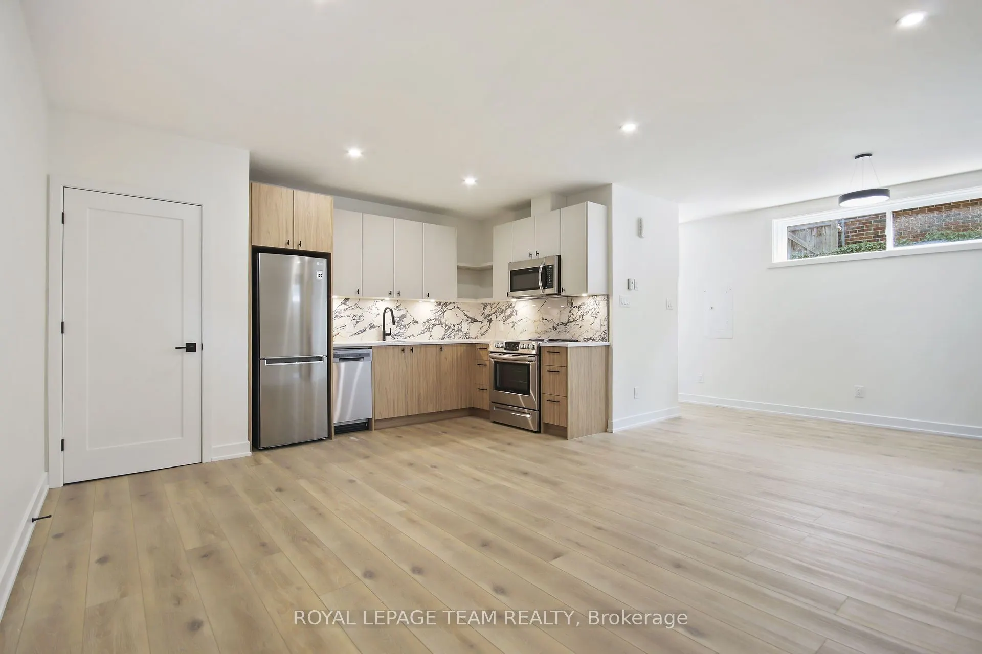 241 BREEZEHILL Avenue S, #B2