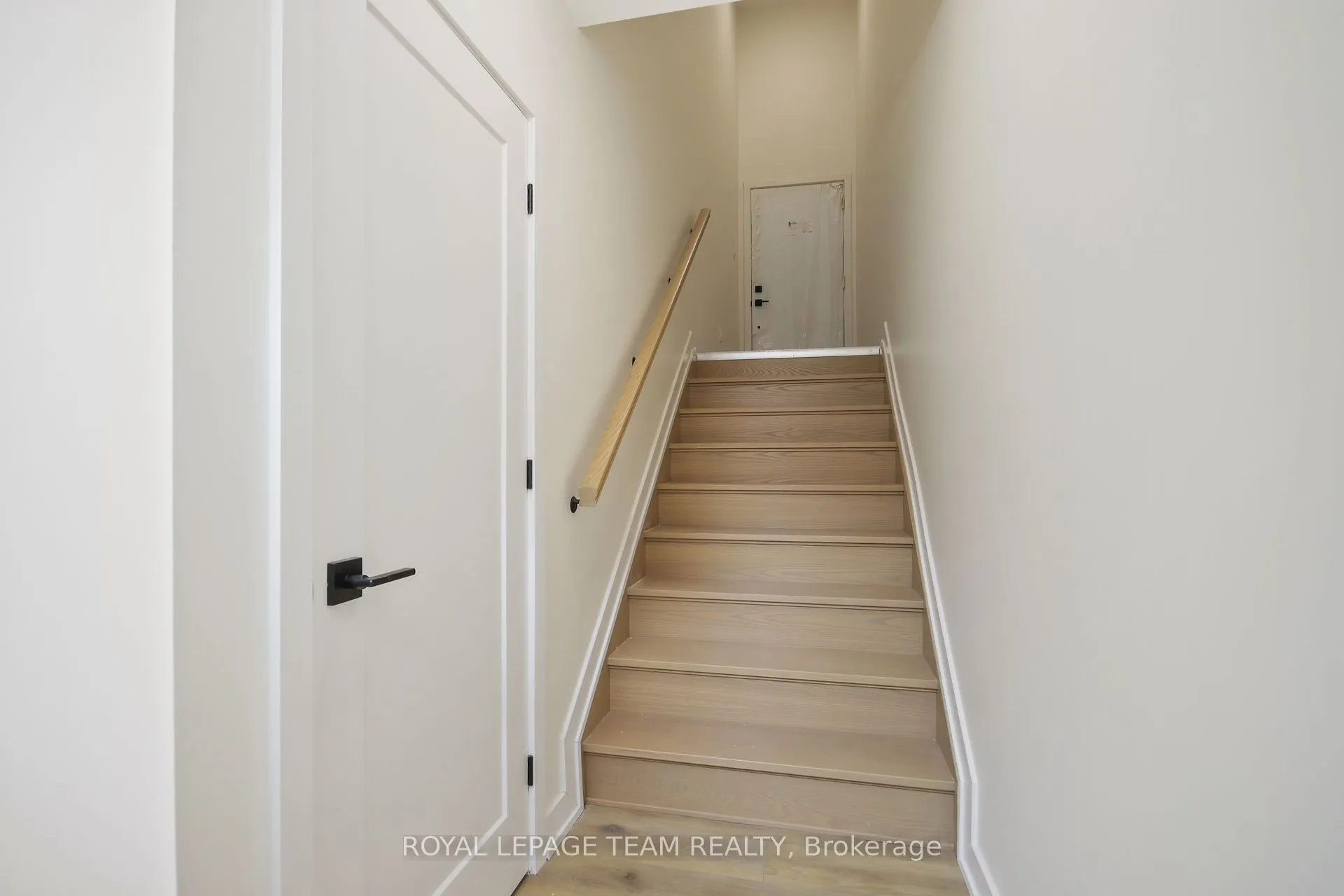 241 BREEZEHILL Avenue S, #B2
