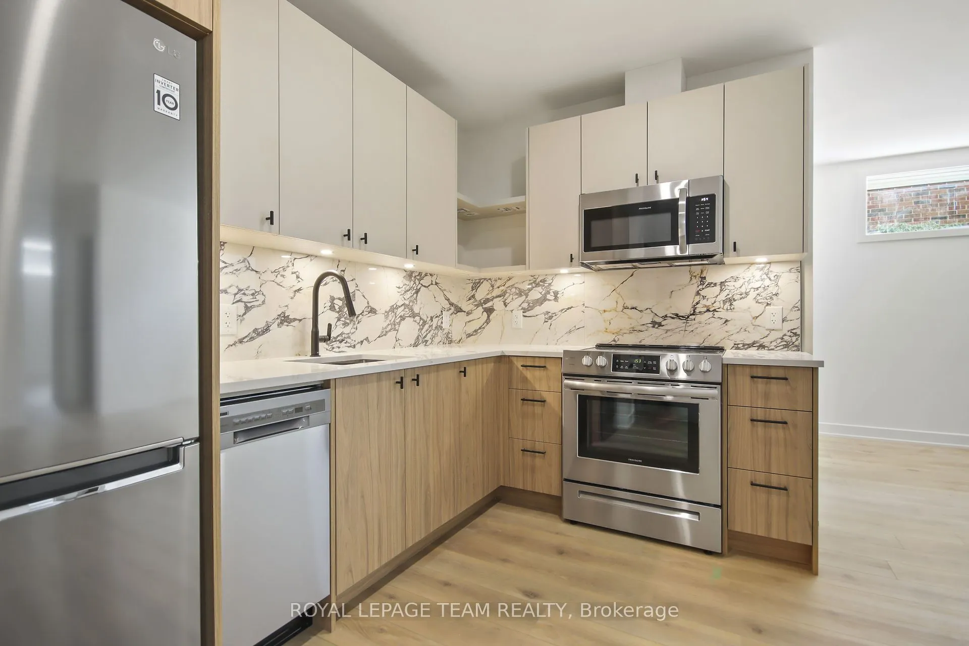 241 BREEZEHILL Avenue S, #B2