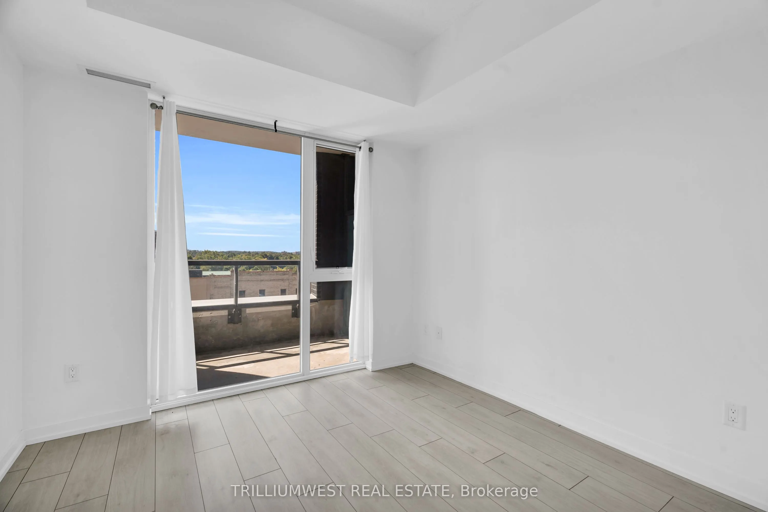 55 Duke Street W, #322