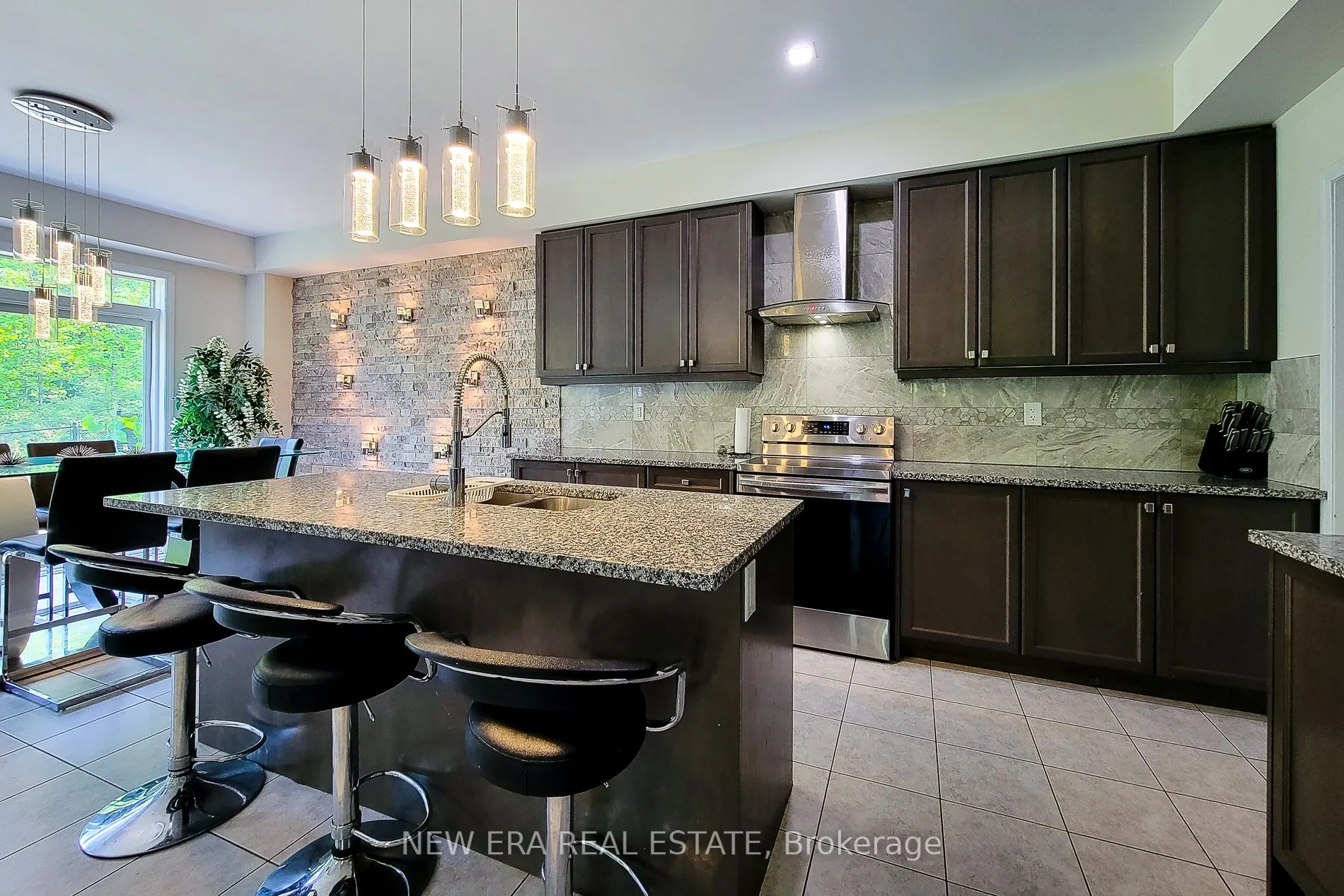 65 Cactus Crescent
