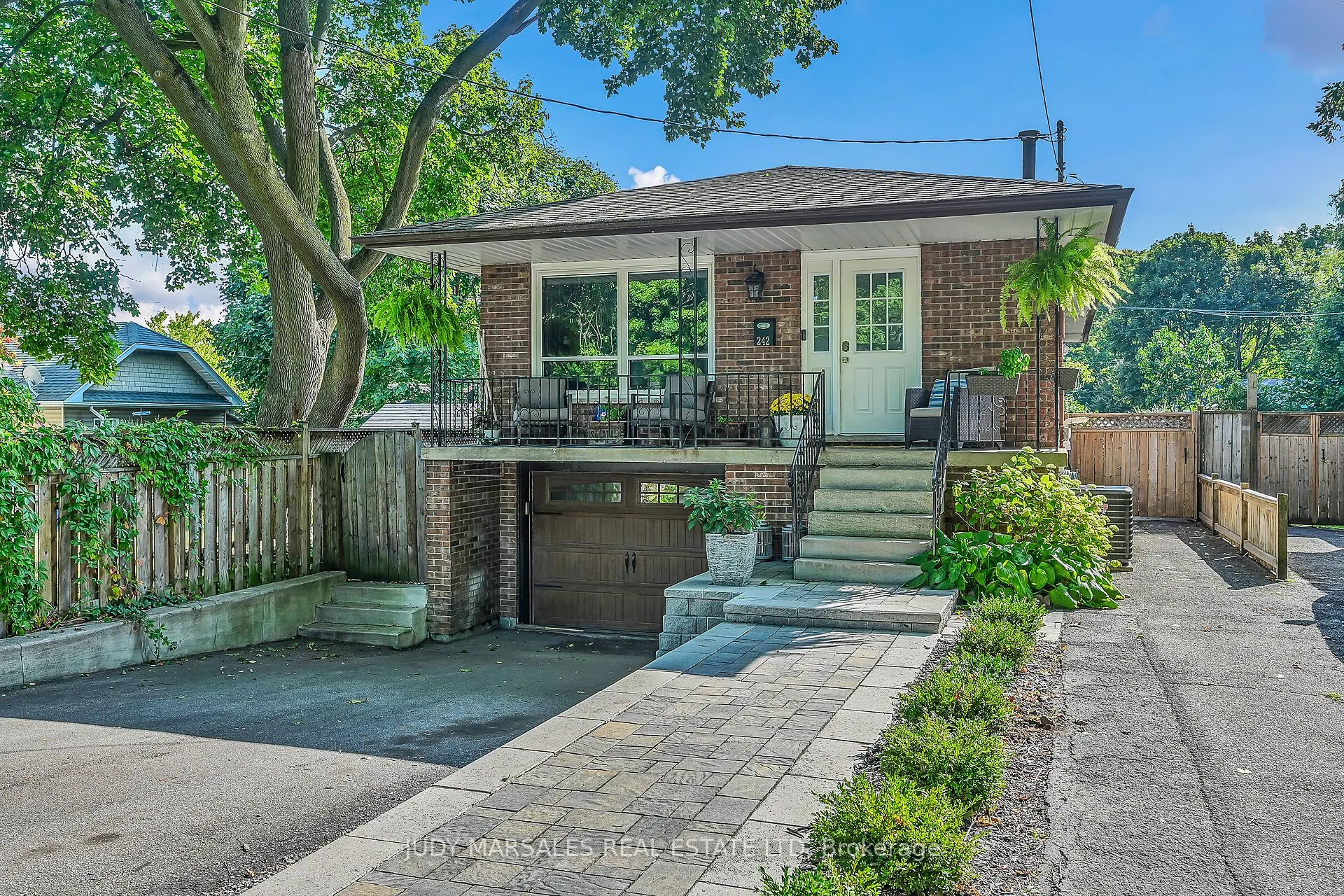 242 Macnab Street