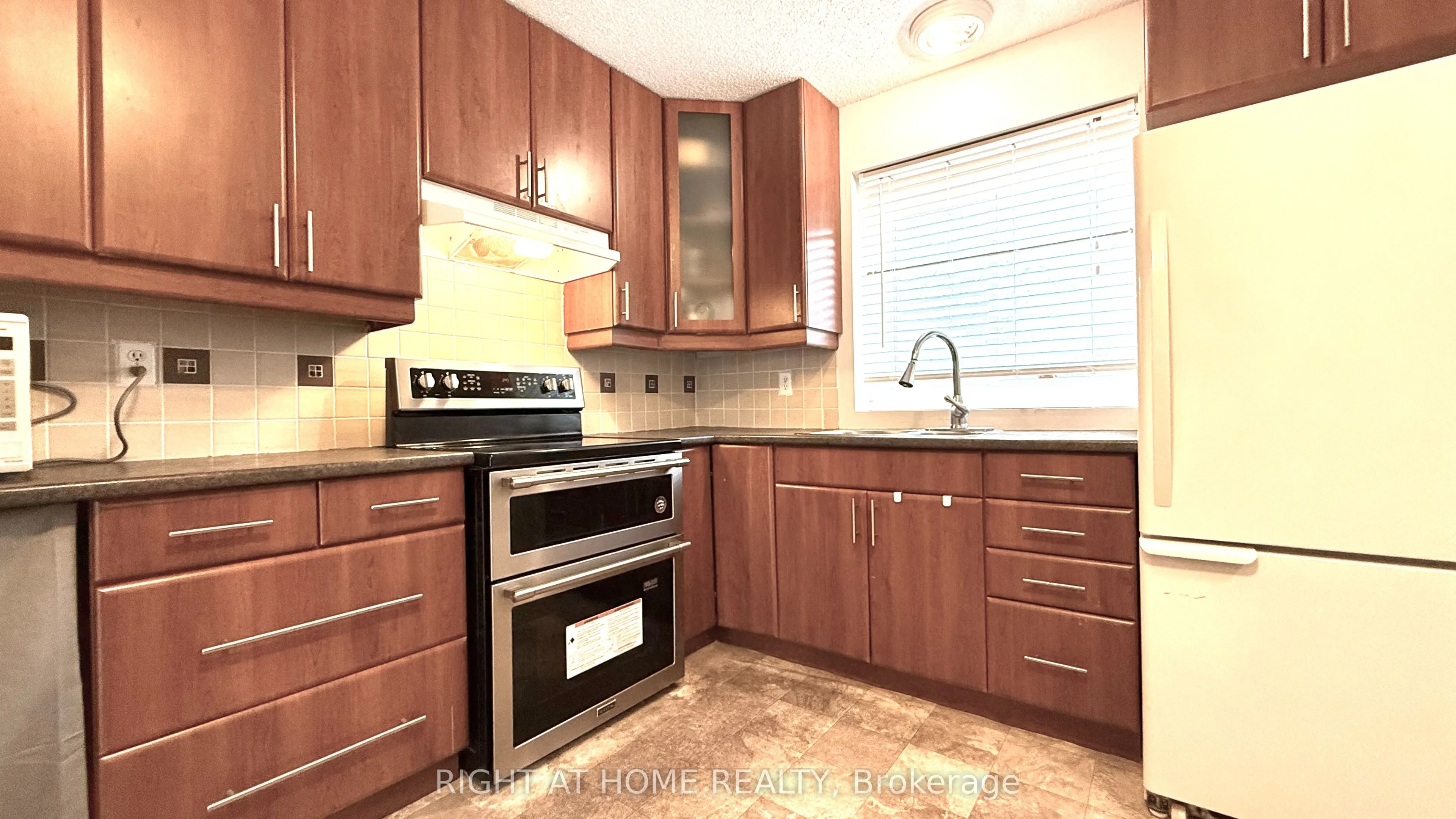 475 MOODIE Drive, #E