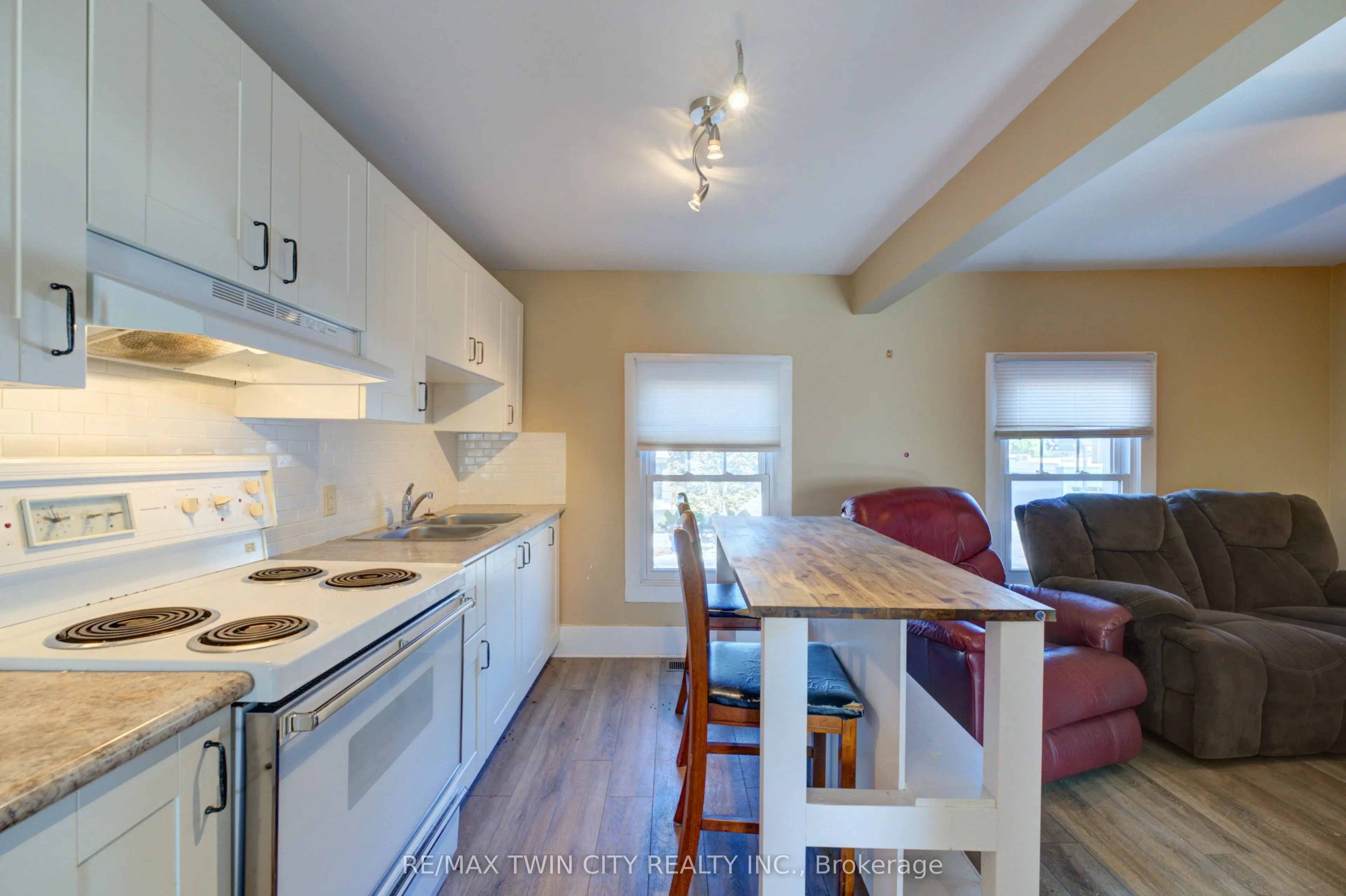 60-62 Colborne Street W
