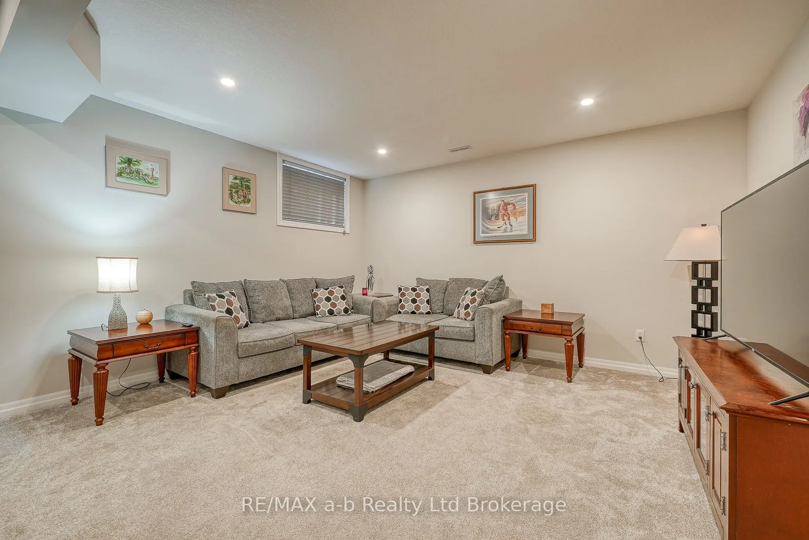 37 Lowrie Crescent