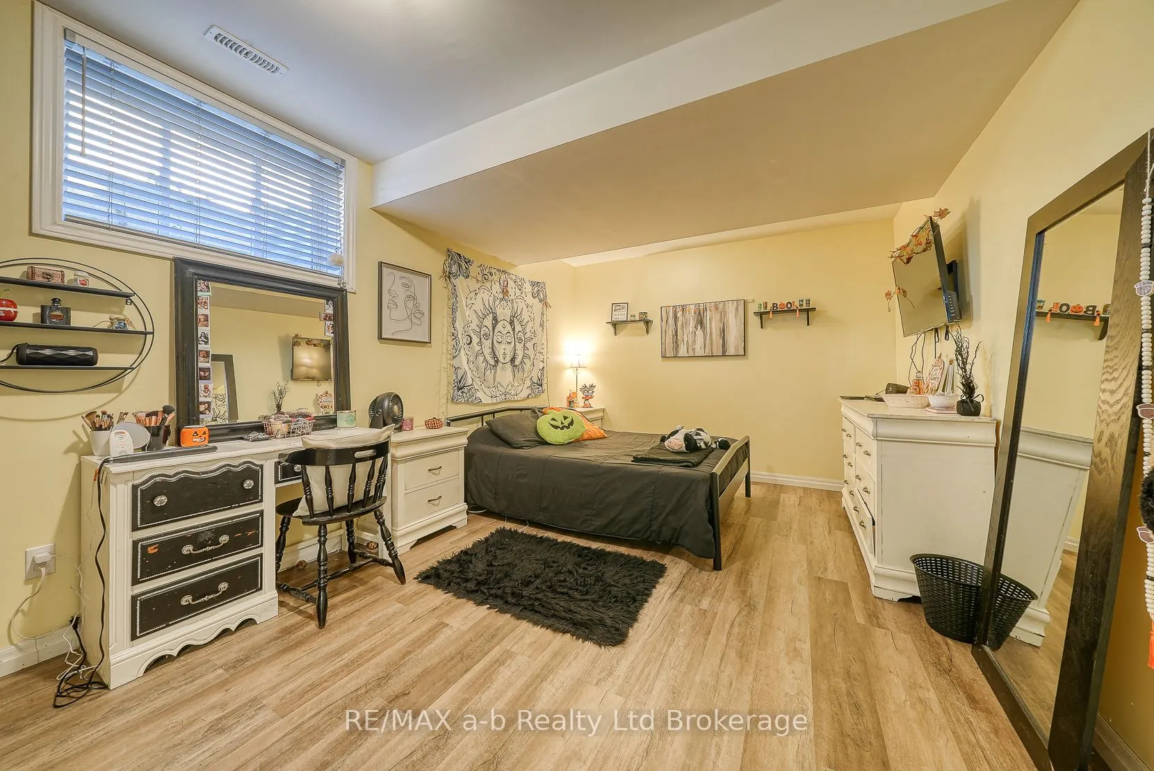 37 Lowrie Crescent