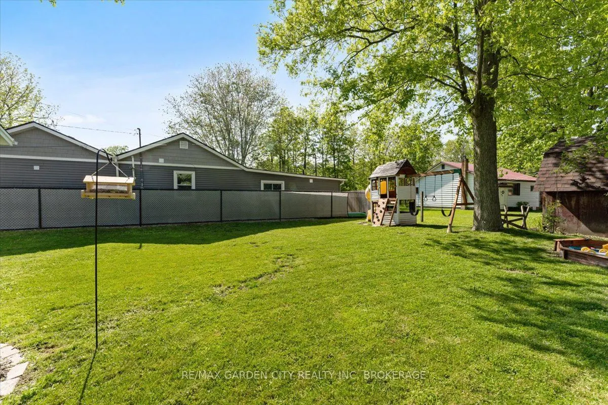 3246 CEDAR Avenue