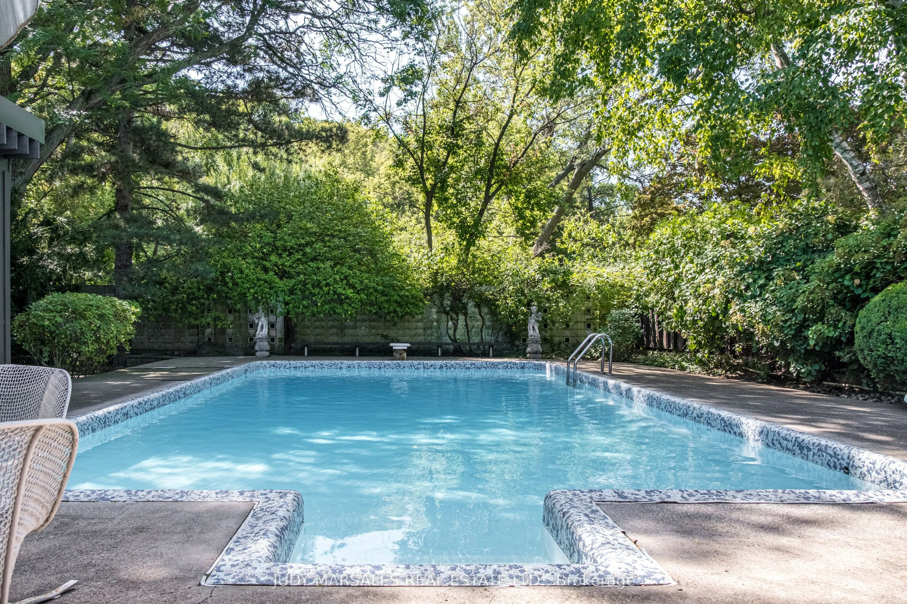6 Freeland Court