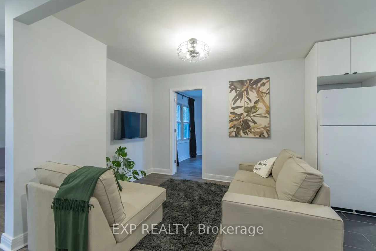150 Meadowlands Drive W