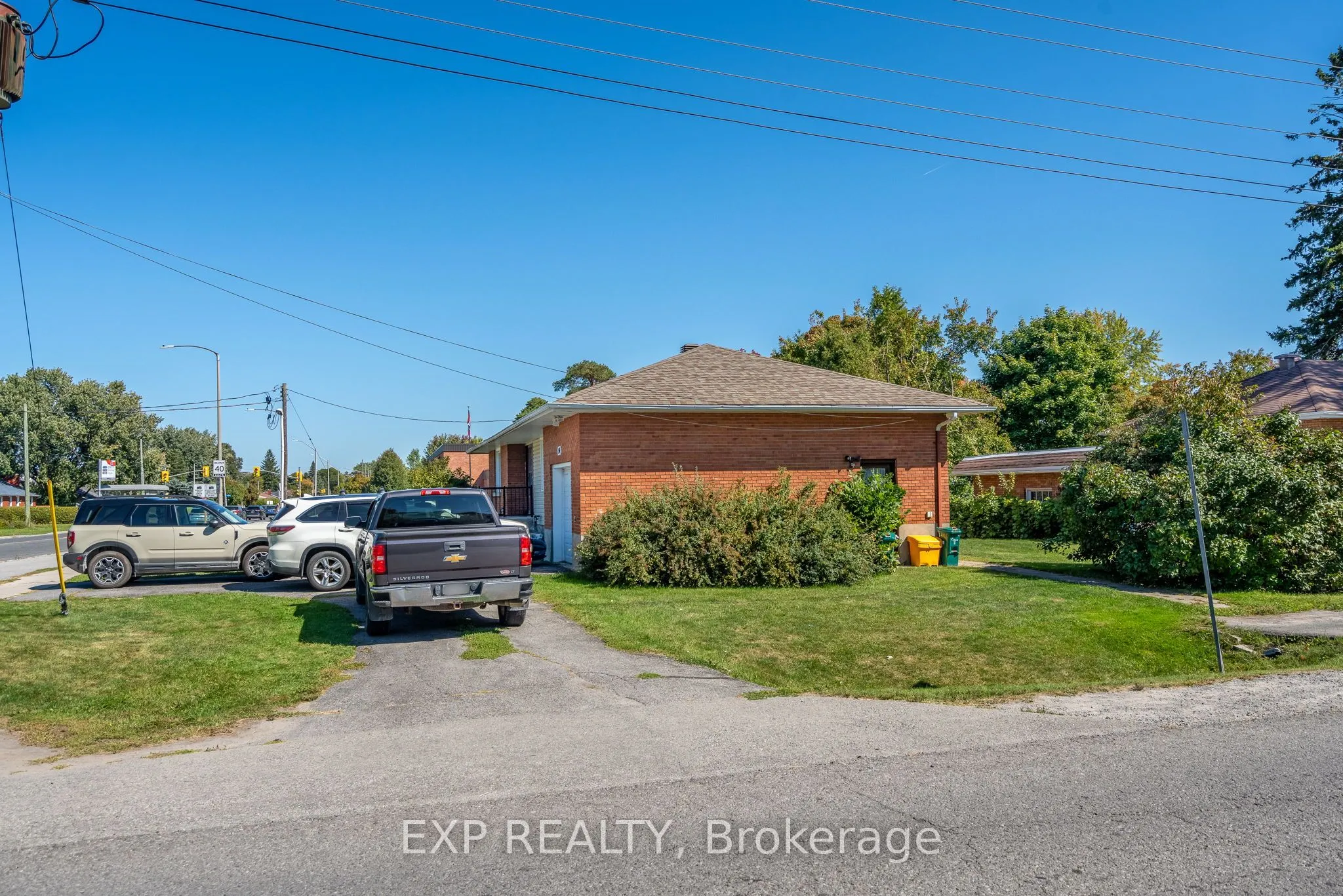 150 Meadowlands Drive W