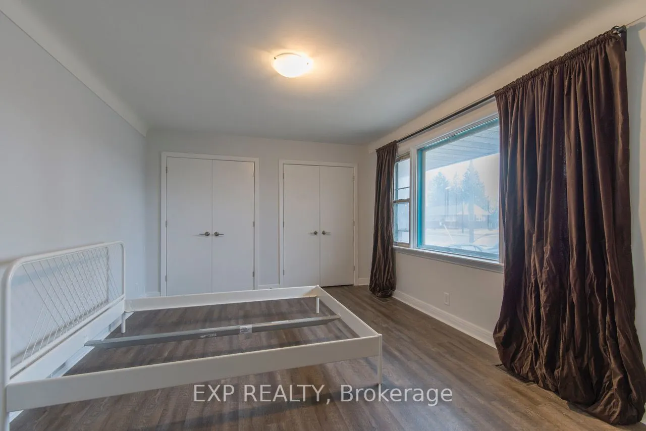150 Meadowlands Drive W