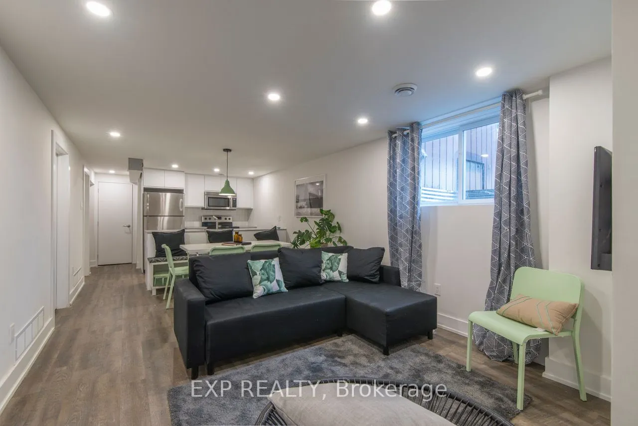 150 Meadowlands Drive W