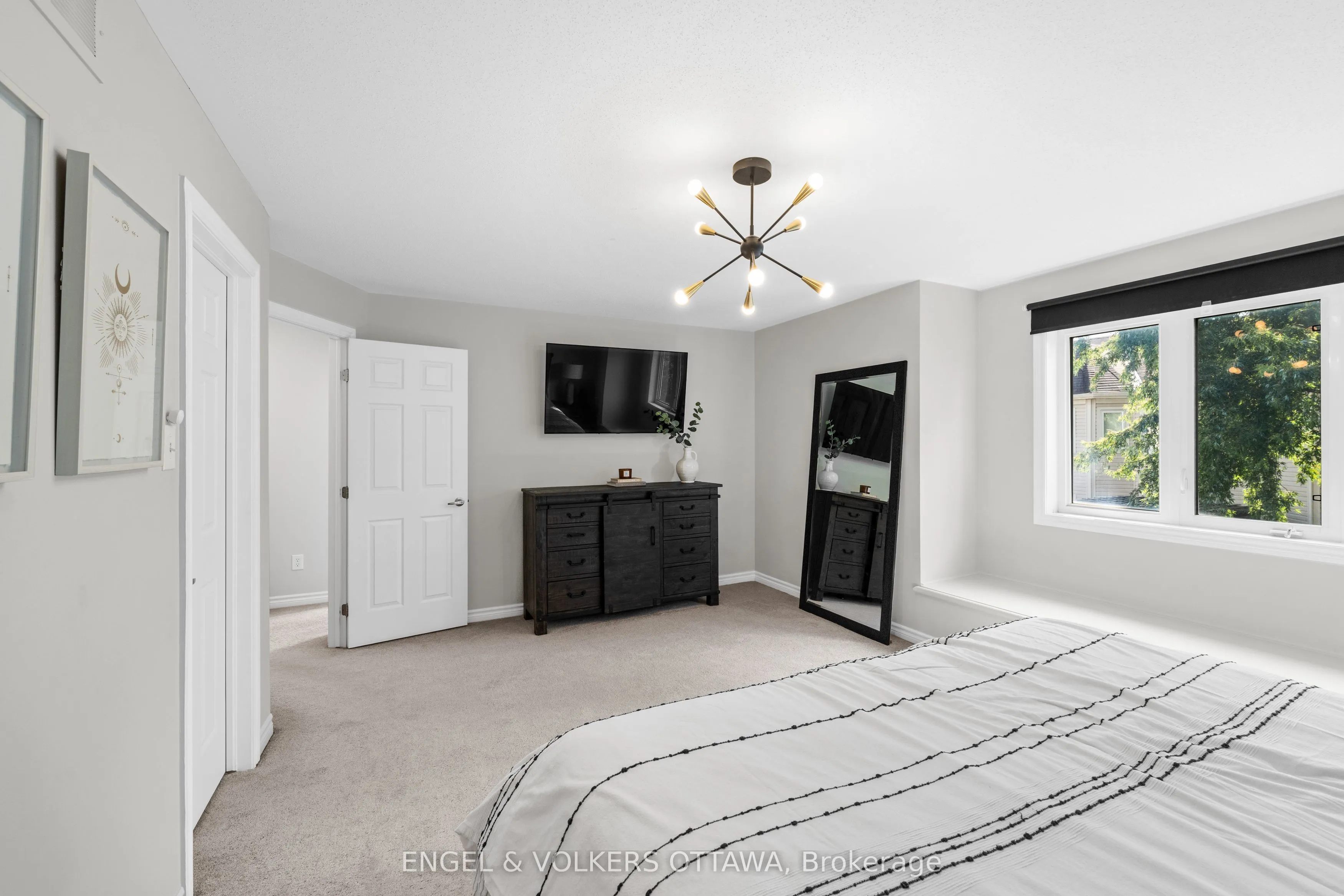 416 Vendevale Avenue