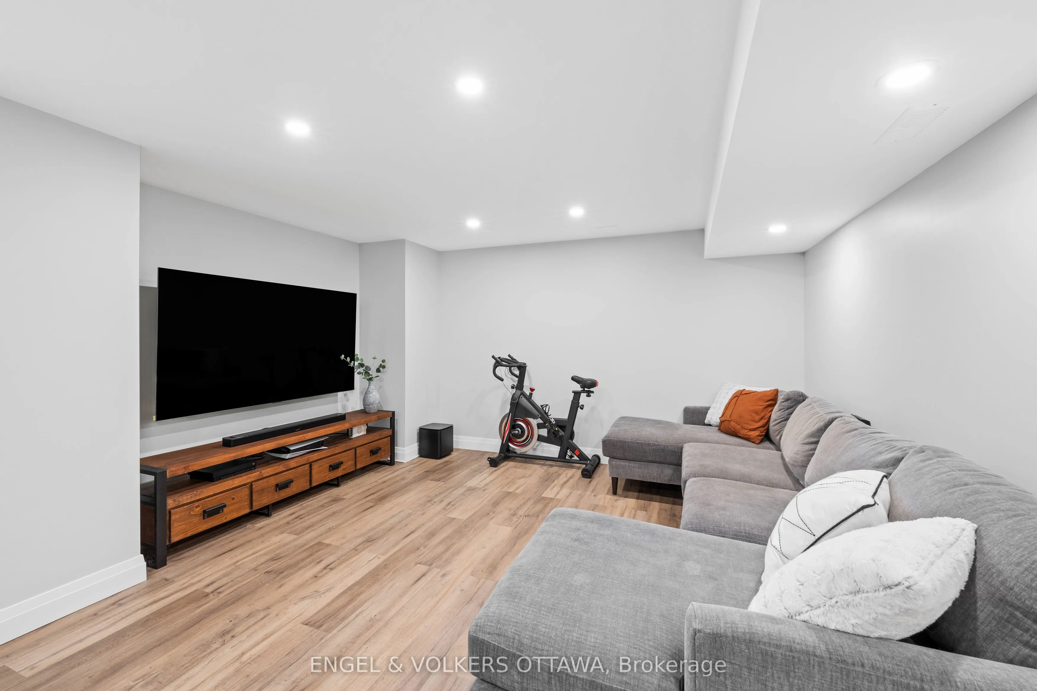 416 Vendevale Avenue