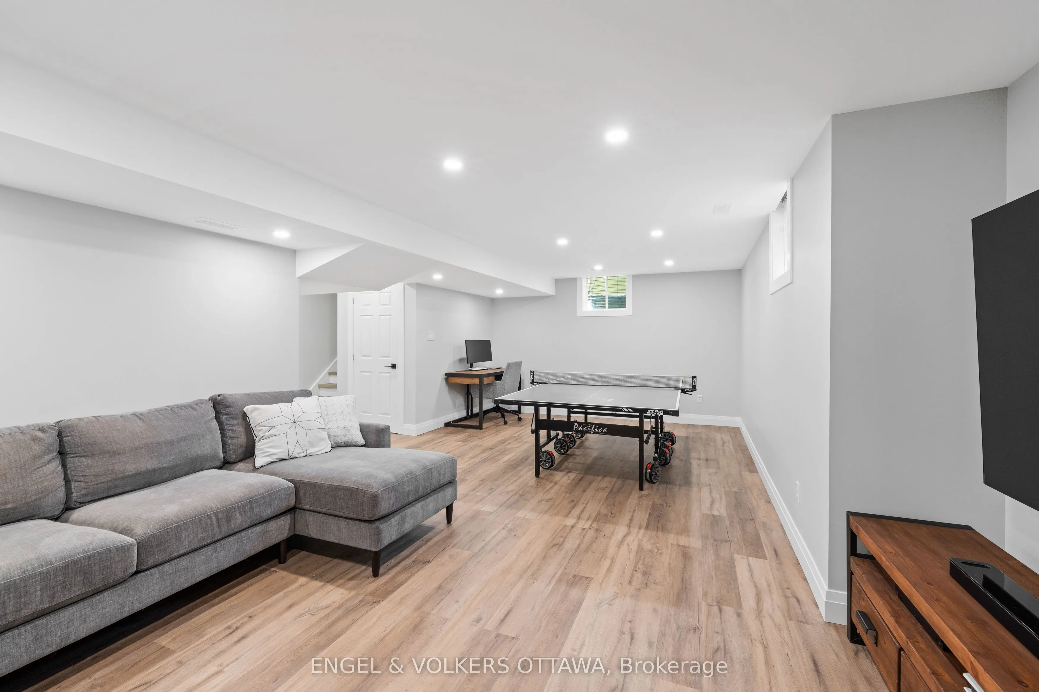 416 Vendevale Avenue