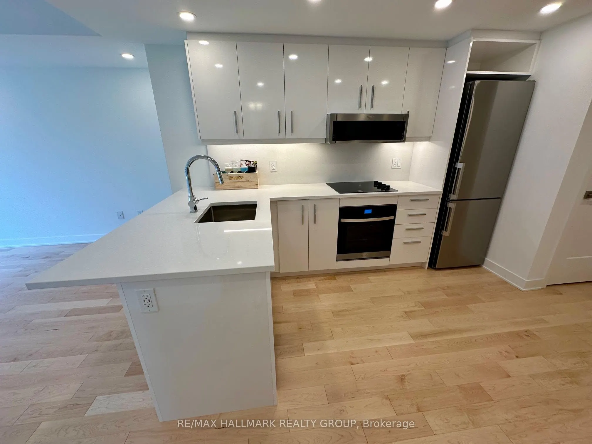 340 QUEEN Street, #701