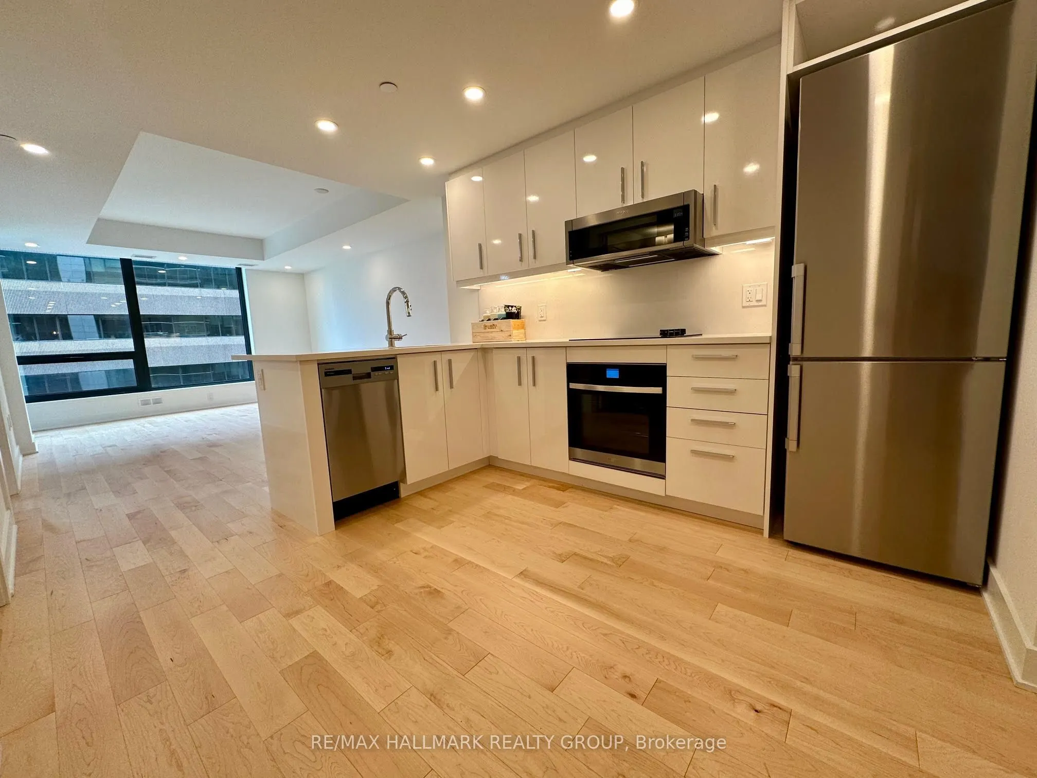 340 QUEEN Street, #701