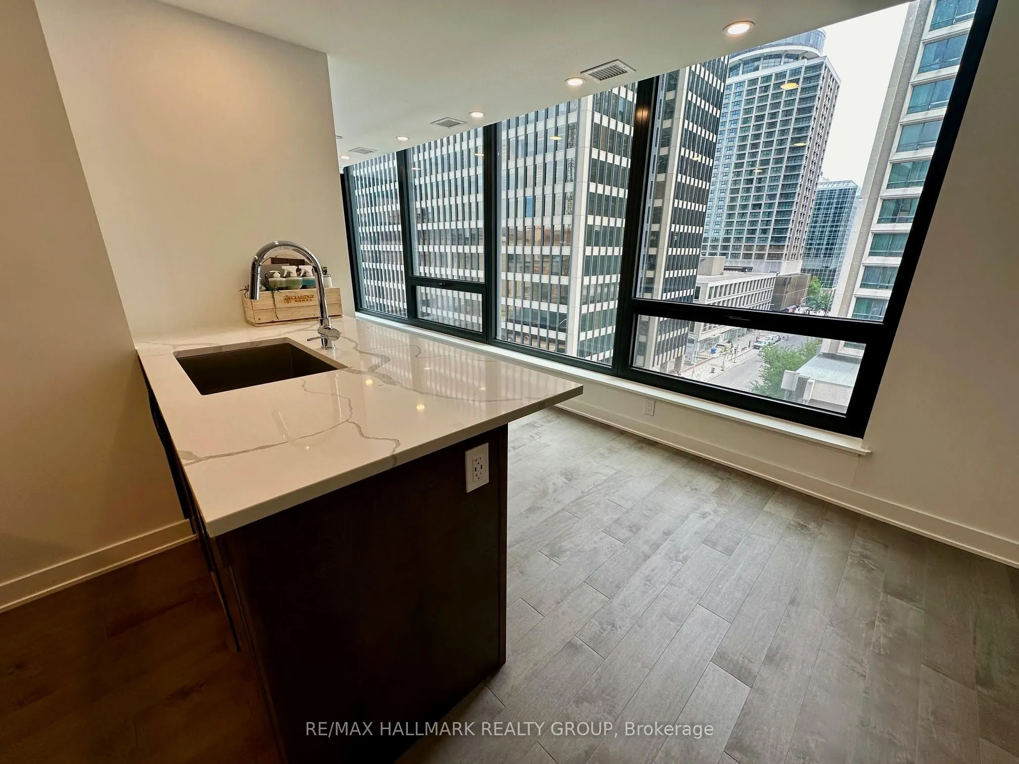 340 QUEEN Street, #706