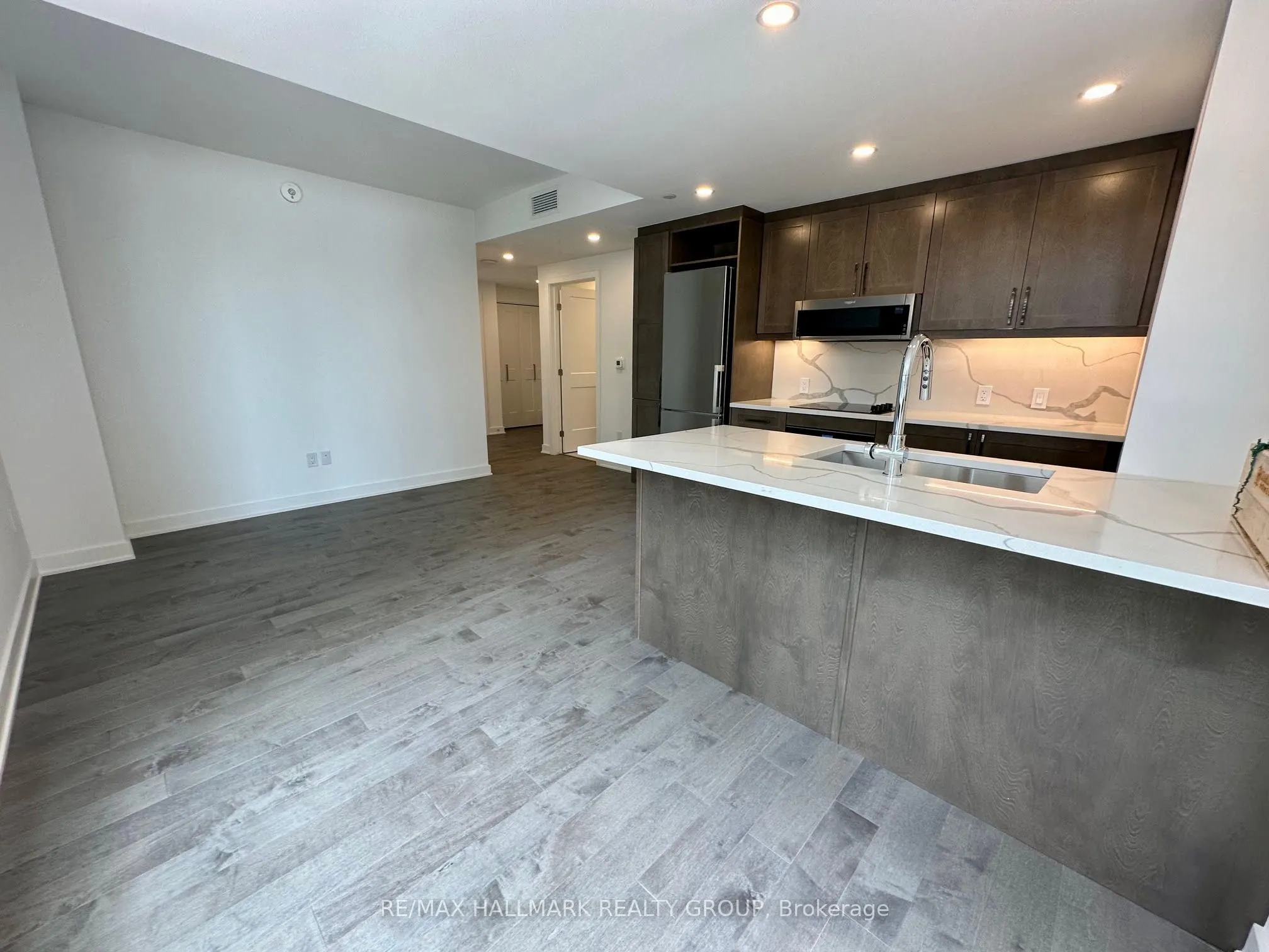340 QUEEN Street, #706
