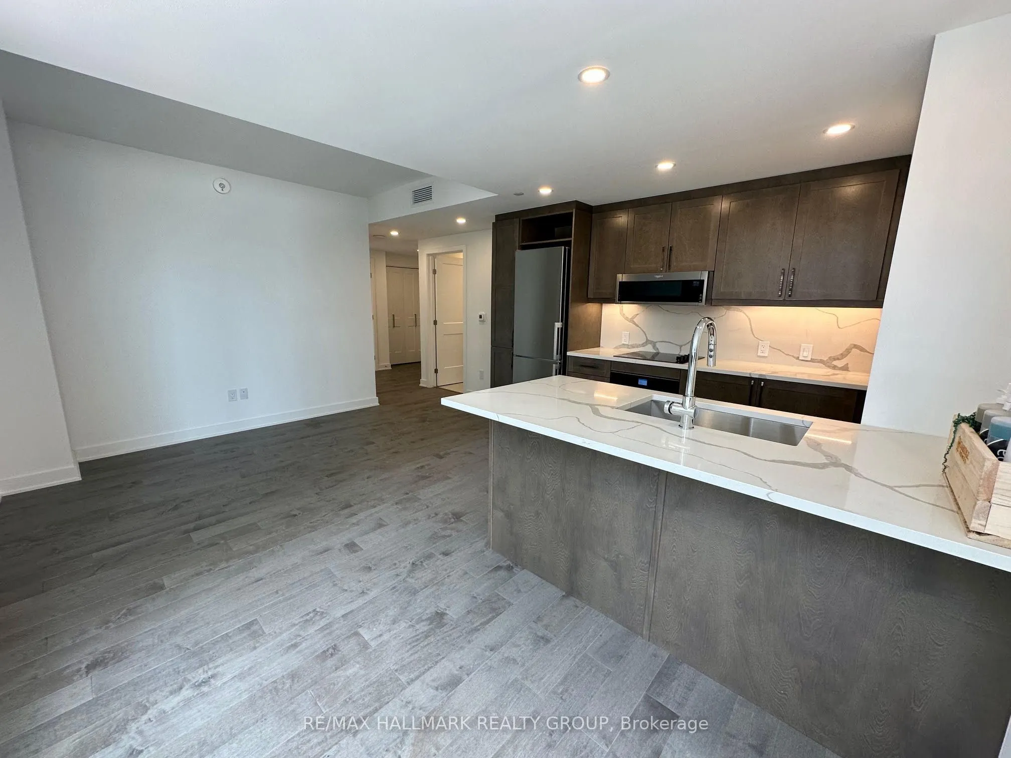 340 QUEEN Street, #706
