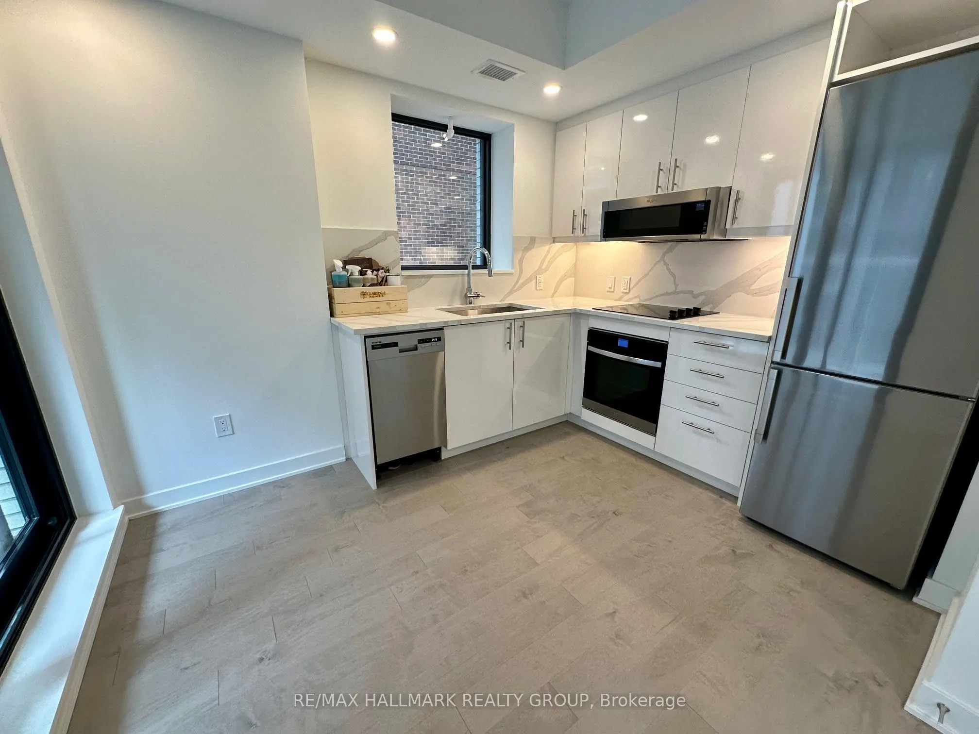 340 QUEEN Street, #711