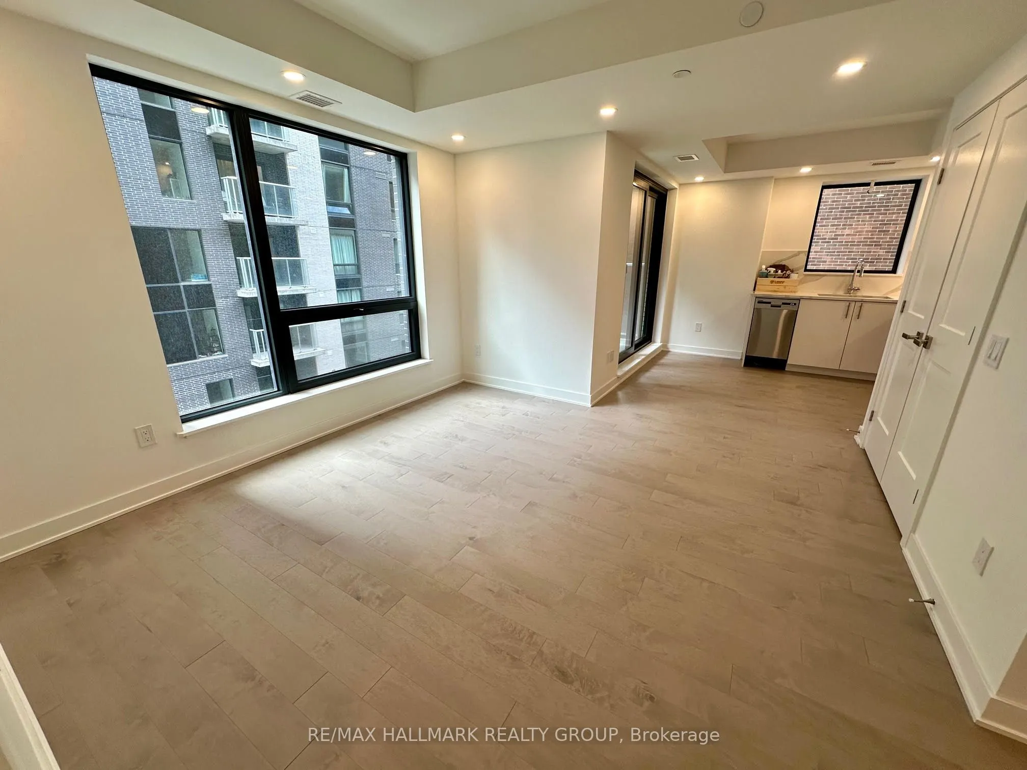 340 QUEEN Street, #711