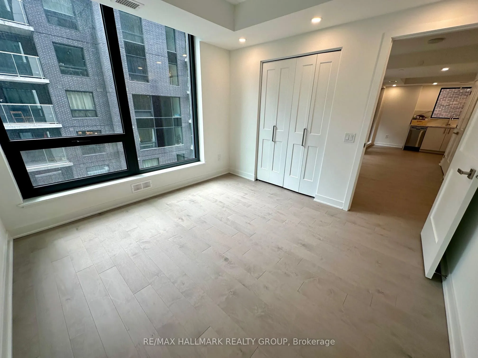 340 QUEEN Street, #711